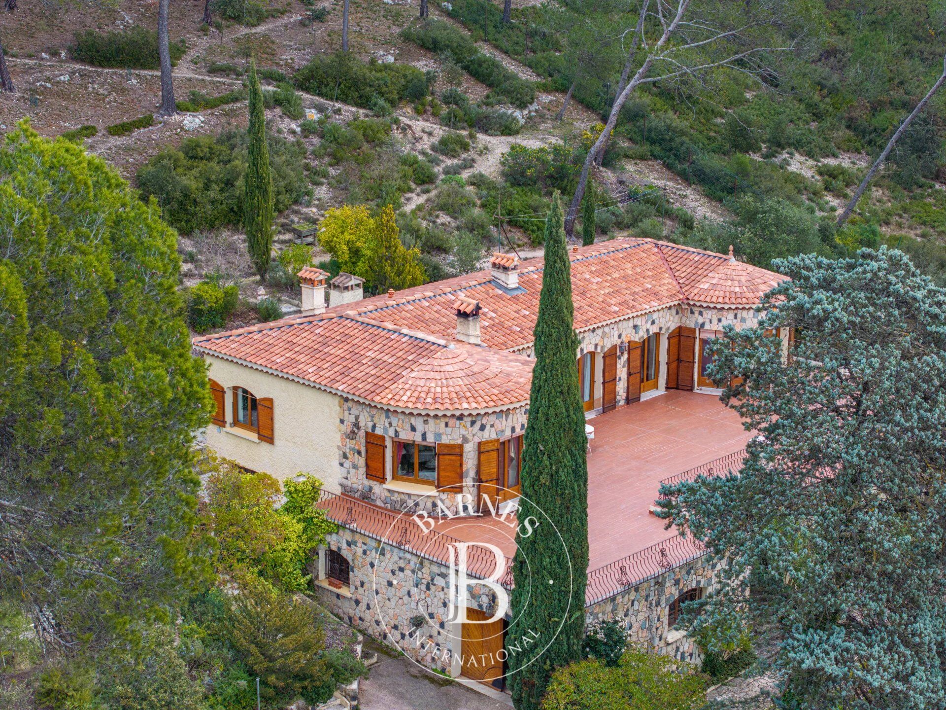 BARNES EXCLUSIVE - AIX-EN-PROVENCE SOUTH – CABRIÈS – ARCHITECT-DESIGNED HOUSE 397 SQM – 7 BEDROOMS – 9,200 SQM PARK – OUTBUILDING - picture 2