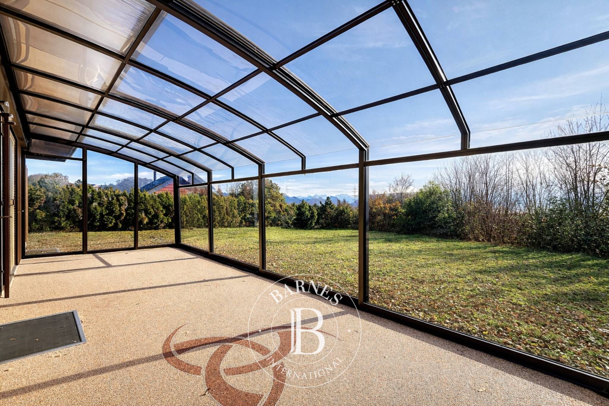 Spacieuse villa familiale en lisière de forêt avec grand jardin et fort potentiel - picture 3