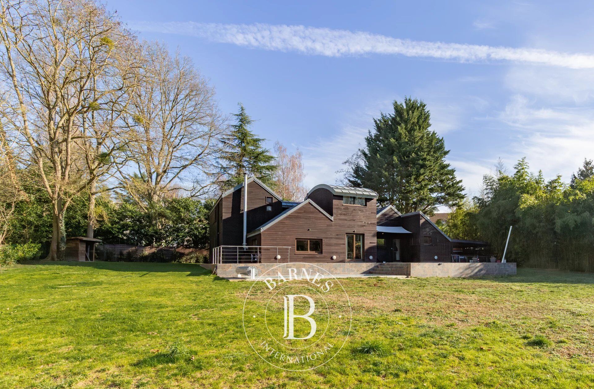 ORGEVAL – Elegant Contemporary Architect-Designed Wooden Home, Bright and Private - picture 2