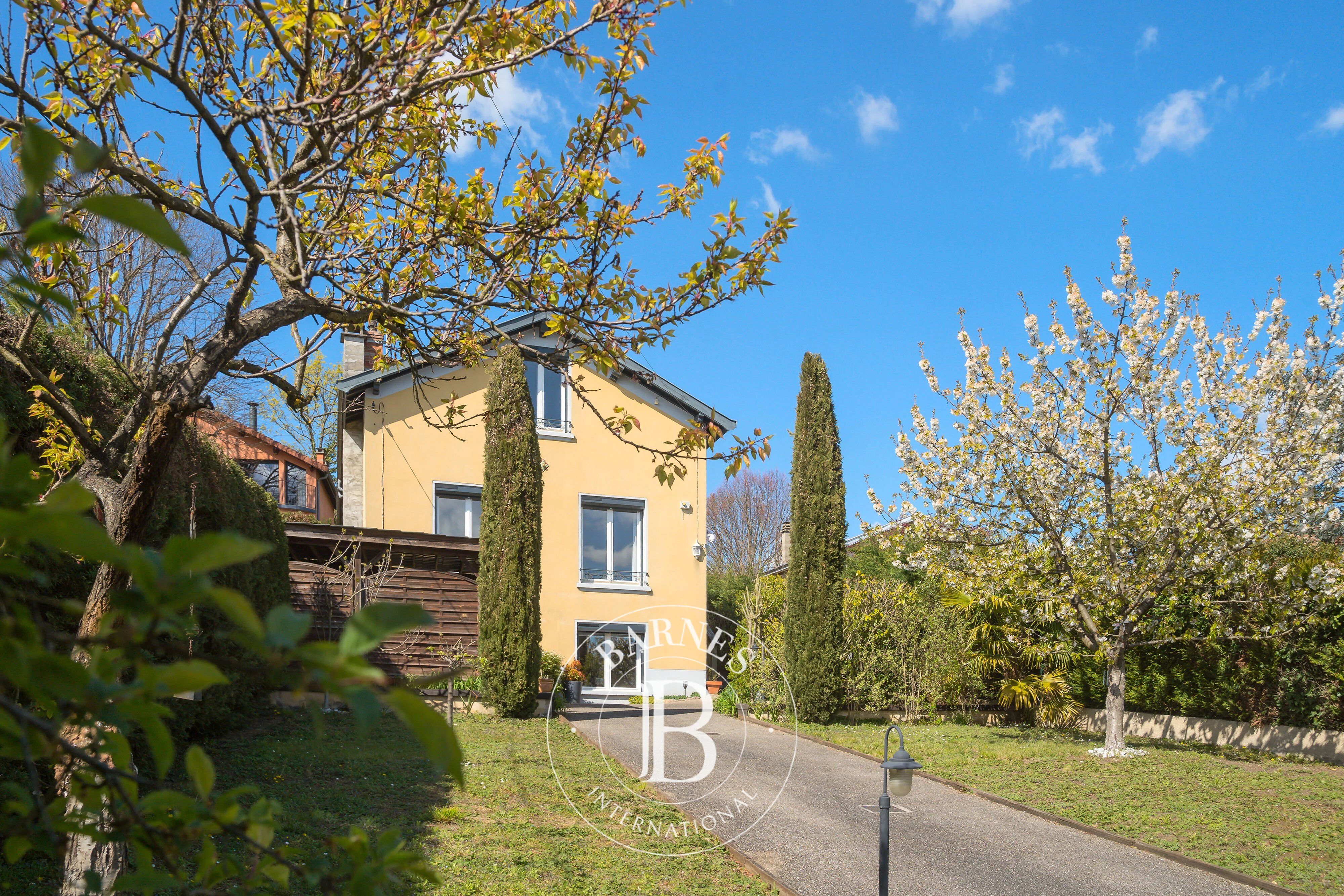 luire-et-Cuire– Crépieux - Family home - 958 sqm- 3 bedrooms (4 bedrooms possible) - picture 1