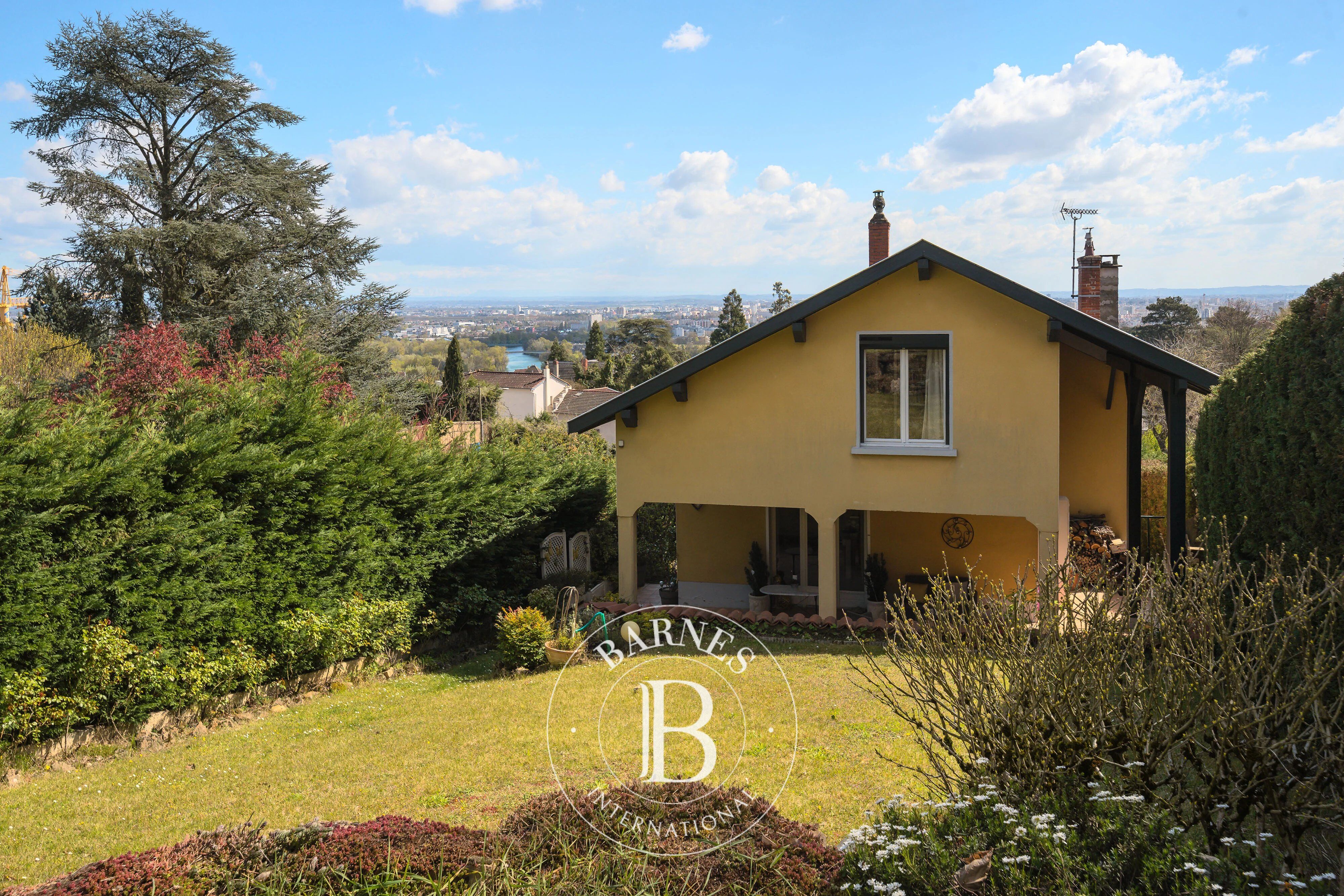 luire-et-Cuire– Crépieux - Family home - 958 sqm- 3 bedrooms (4 bedrooms possible) - picture 2