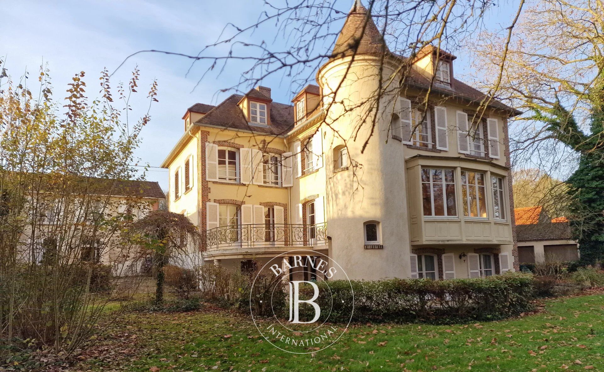 Poigny-la-Forêt - 420m2 habitables avec dépendances sur 6517m2 de terrain exempt de toute nuisance. - picture 1