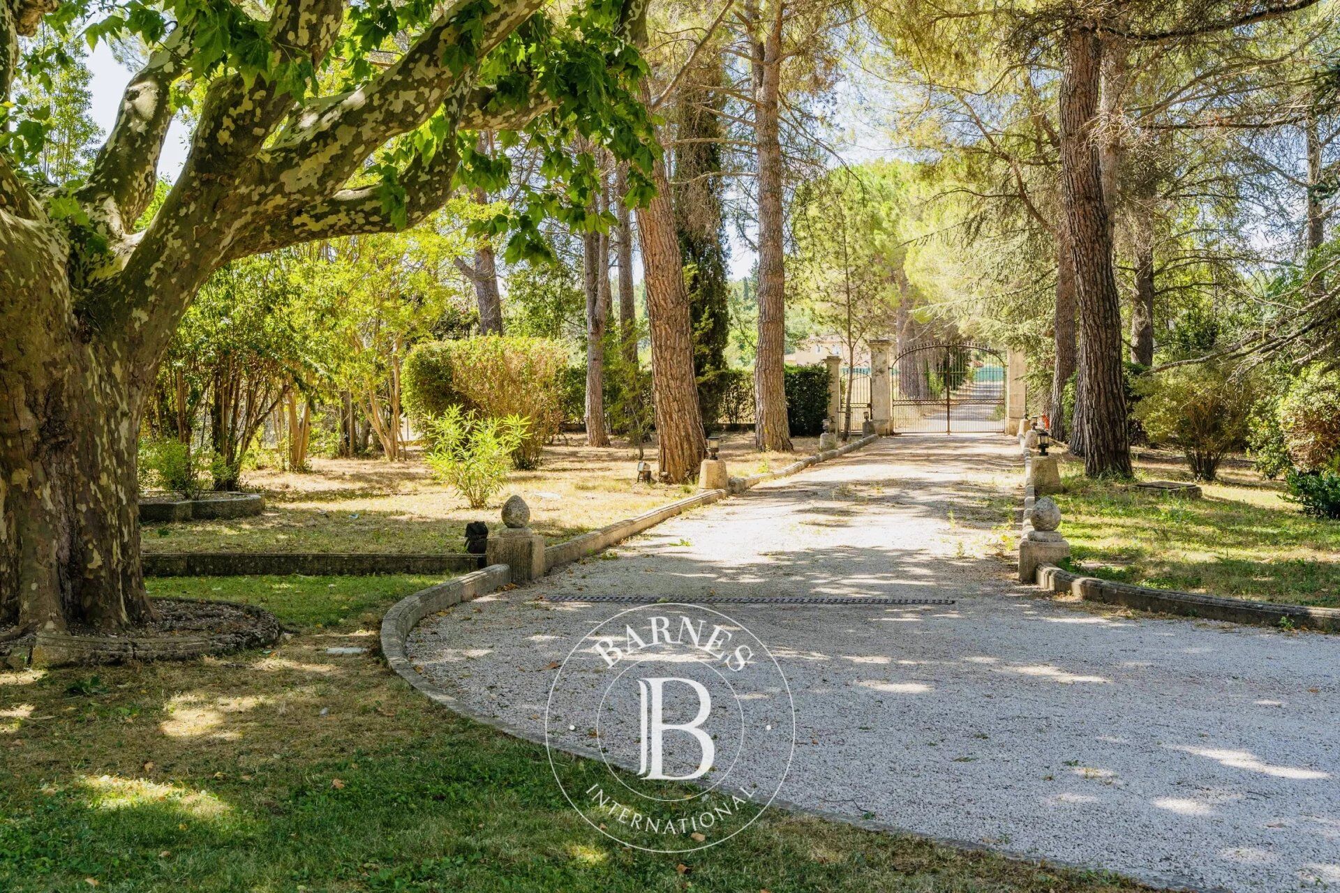 Location meublée - Puyricard - Bastide rénovée de 265m² - Piscine - Sauna - Pool-house - Jardin - picture 2