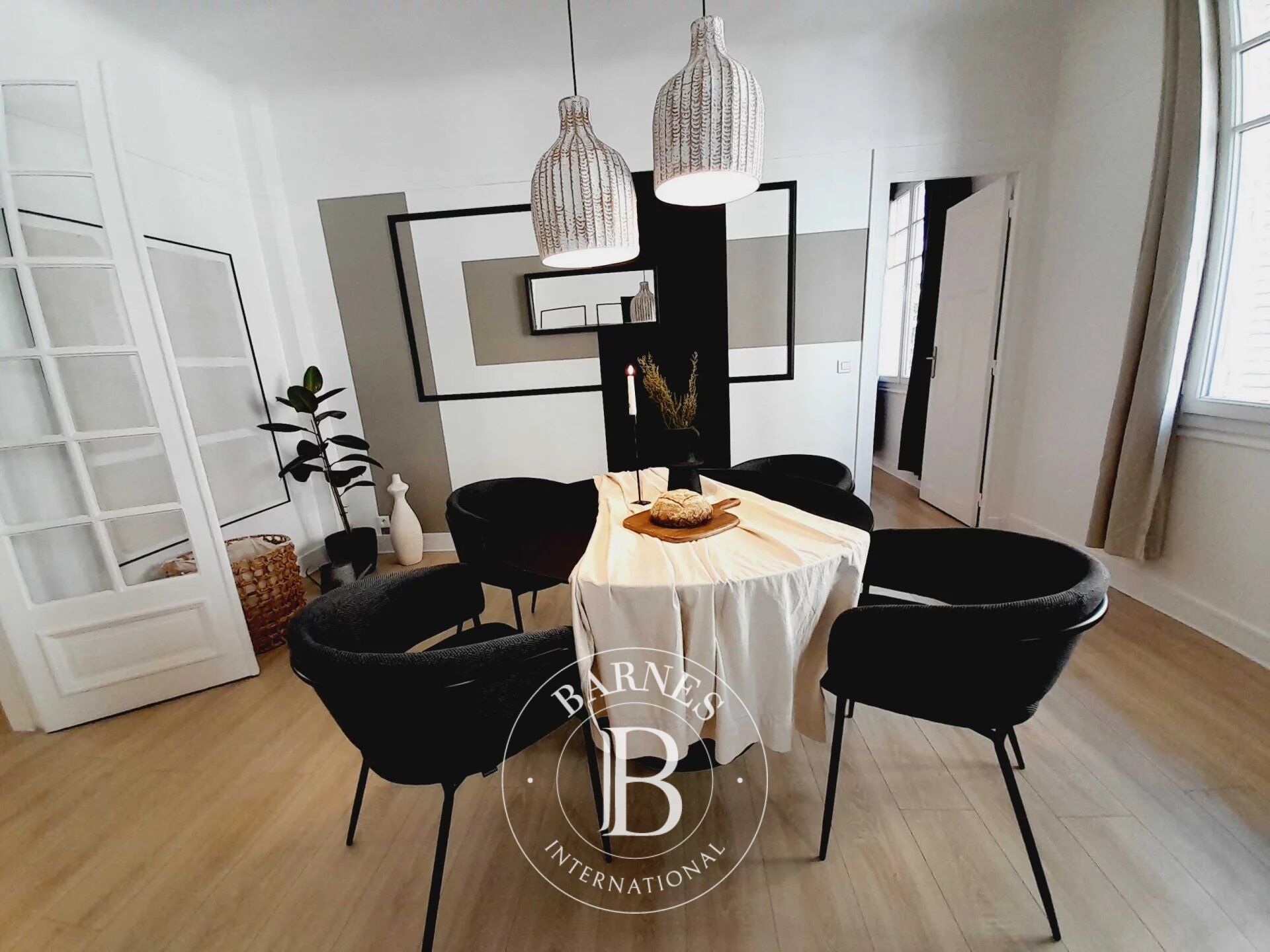 Exclusive - Paris 15 - Saint Lambert 75m² (807 sq ft) apartment - Fully renovated - Sold occupied (civil code lease) - Very good profitability - picture 2