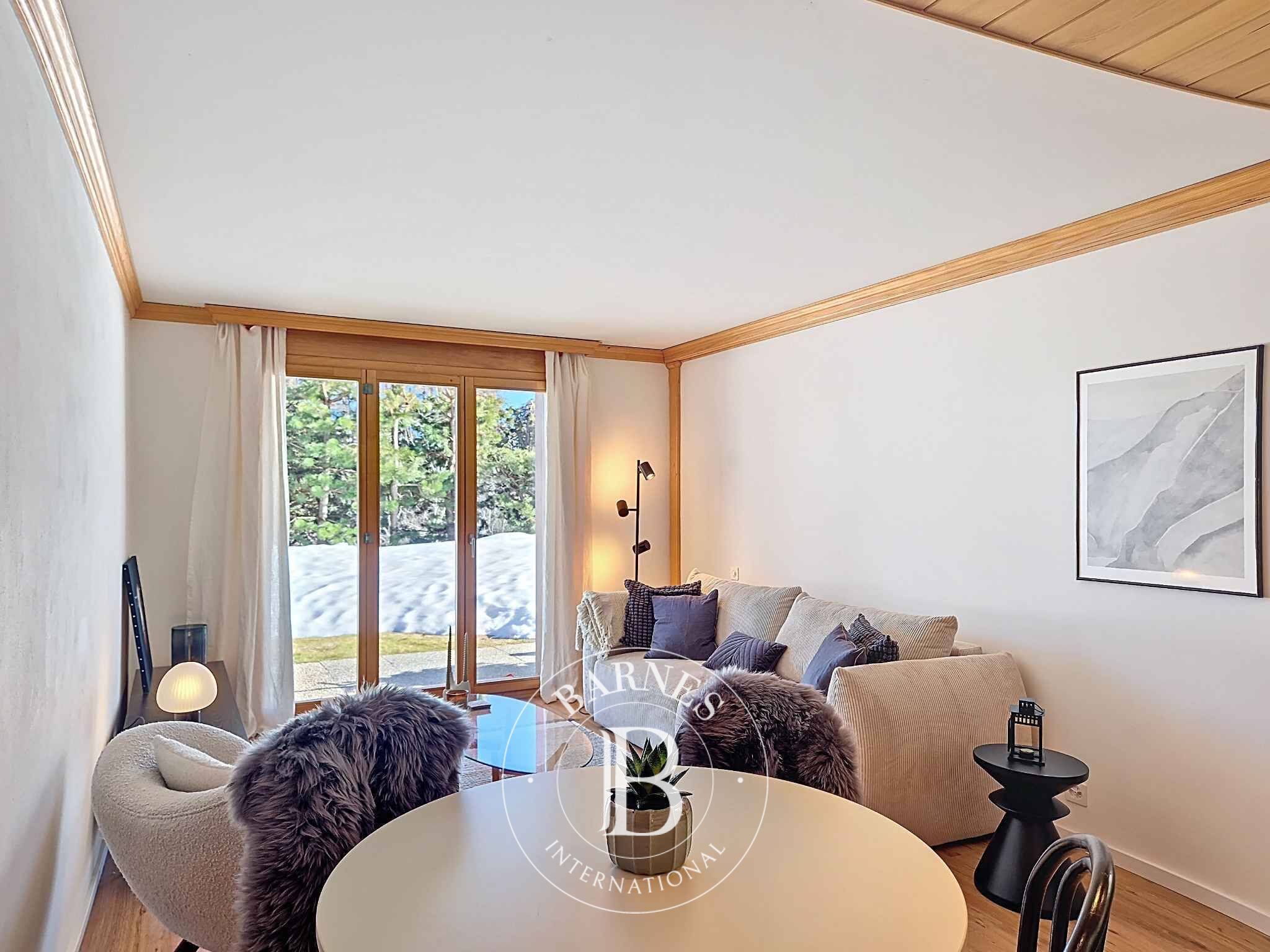 Charming Fully Renovated 2.5-Room Apartment - picture 1