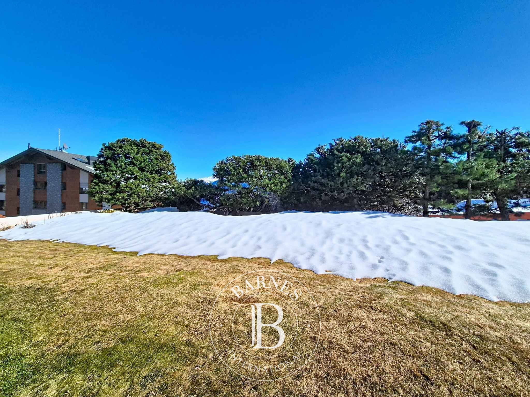 Charming Fully Renovated 2.5-Room Apartment - picture 3