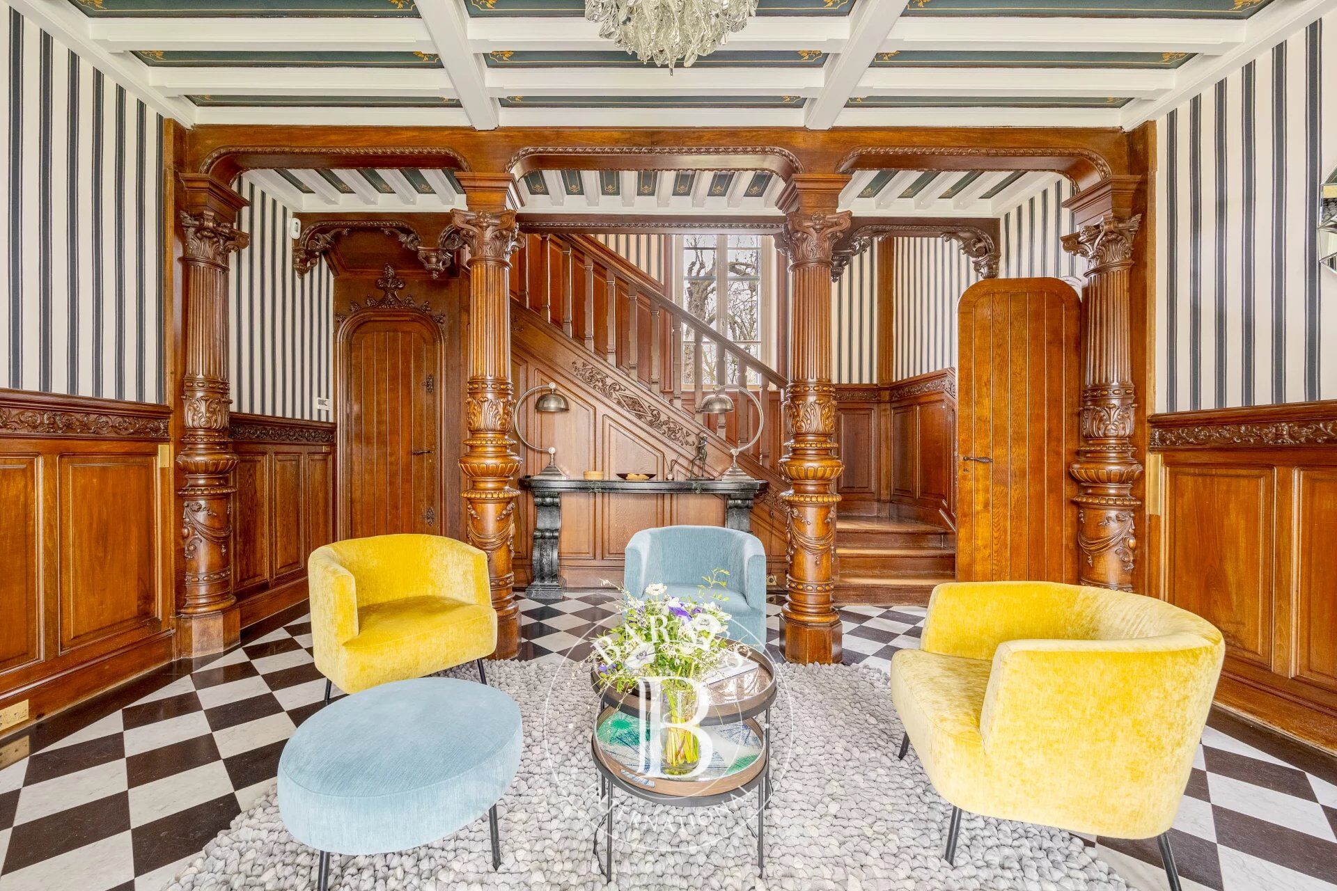 Le Vésinet Sud (700 m from the RER station), a character property dating from the early 20th century in perfect condition, offering approx. 200 m² of living space on 1,200 m² of land. - picture 3