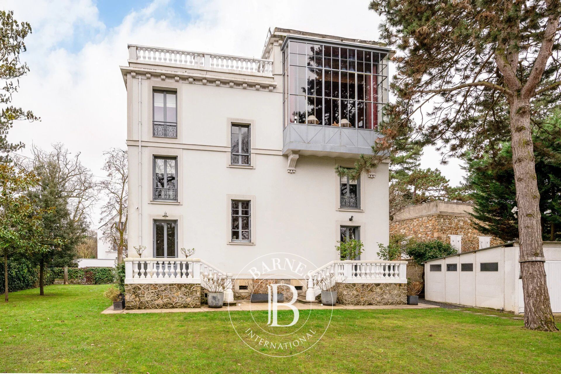 Le Vésinet Sud (700 m from the RER station), a character property dating from the early 20th century in perfect condition, offering approx. 200 m² of living space on 1,200 m² of land. - picture 2
