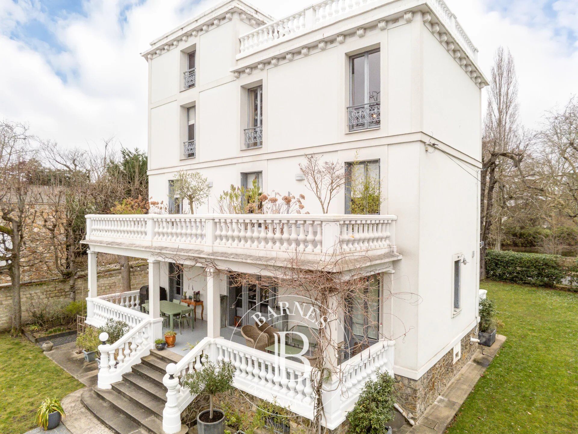 Le Vésinet Sud (700 m from the RER station), a character property dating from the early 20th century in perfect condition, offering approx. 200 m² of living space on 1,200 m² of land. - picture 1
