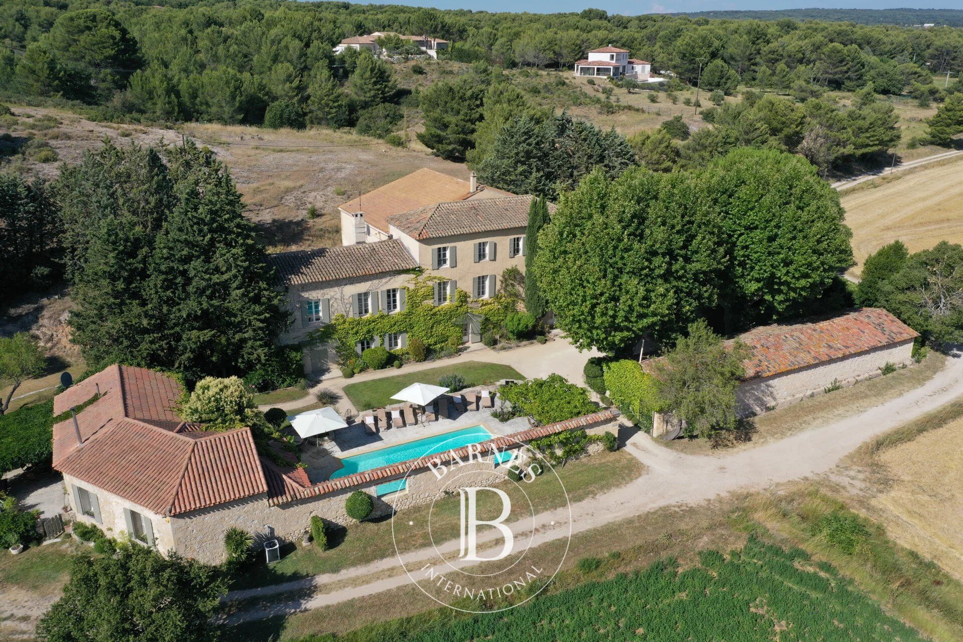 LAMBESC - PROPRIÉTÉ D'EXCEPTION 550 M² - DÉPENDANCES - PARC 3.5 HECTARES - picture 2