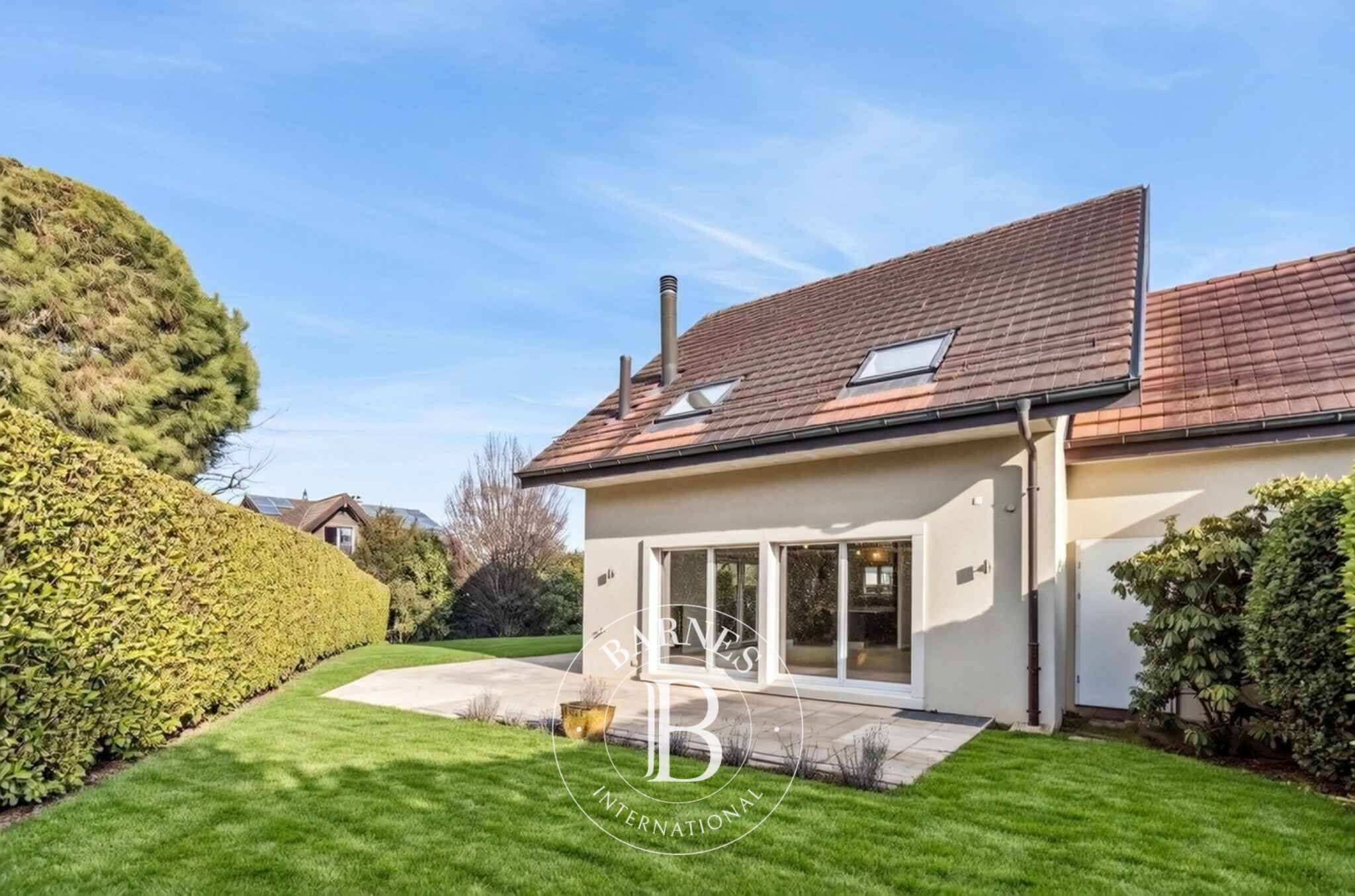 Twin Villa Coppet - picture 1