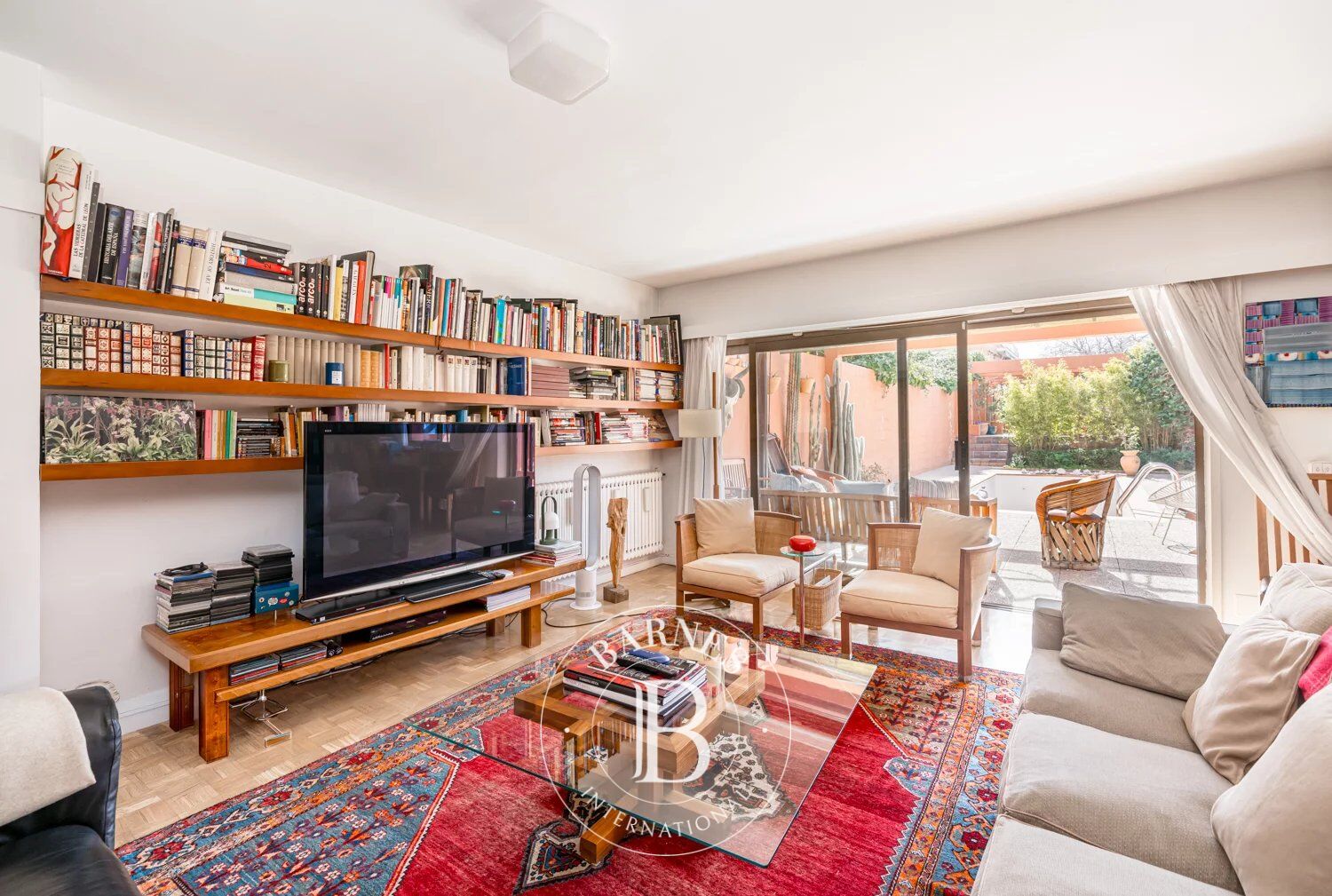 Villa d’architecte exclusive avec jardin et piscine au cœur d’Aravaca - picture 2