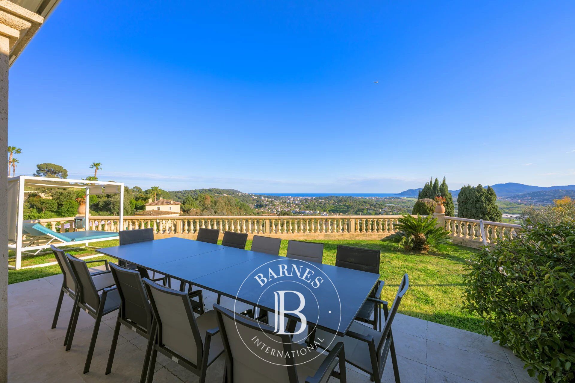 CLOSE TO MOUGINS - RENOVATED PROVENÇAL VILLA - PANORAMIC SEA VIEW - picture 3