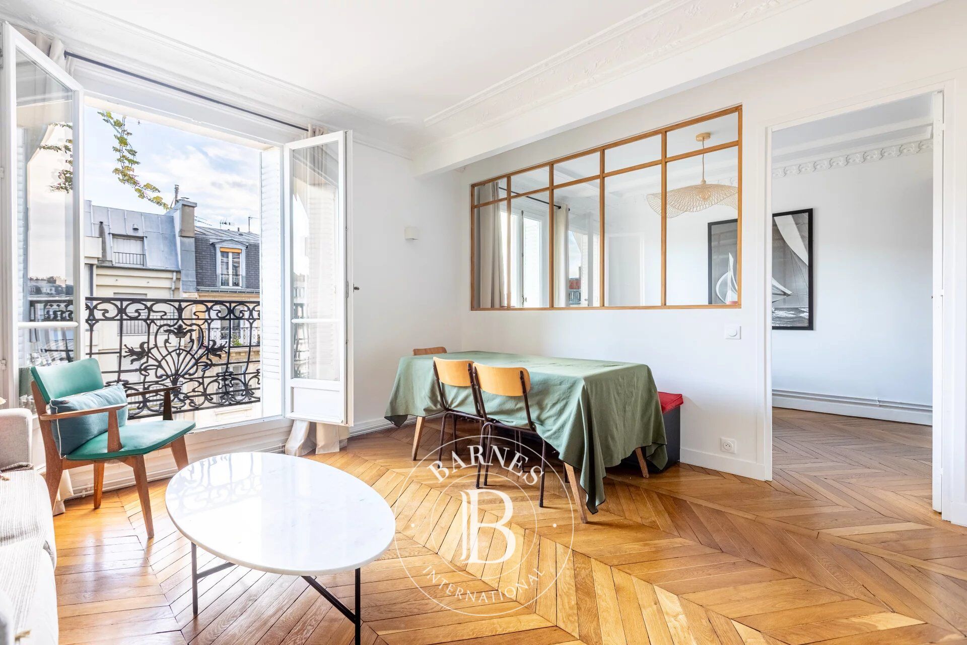 Batignolles - Elegant Haussmann-style apartment with balconies on an upper floor - picture 1
