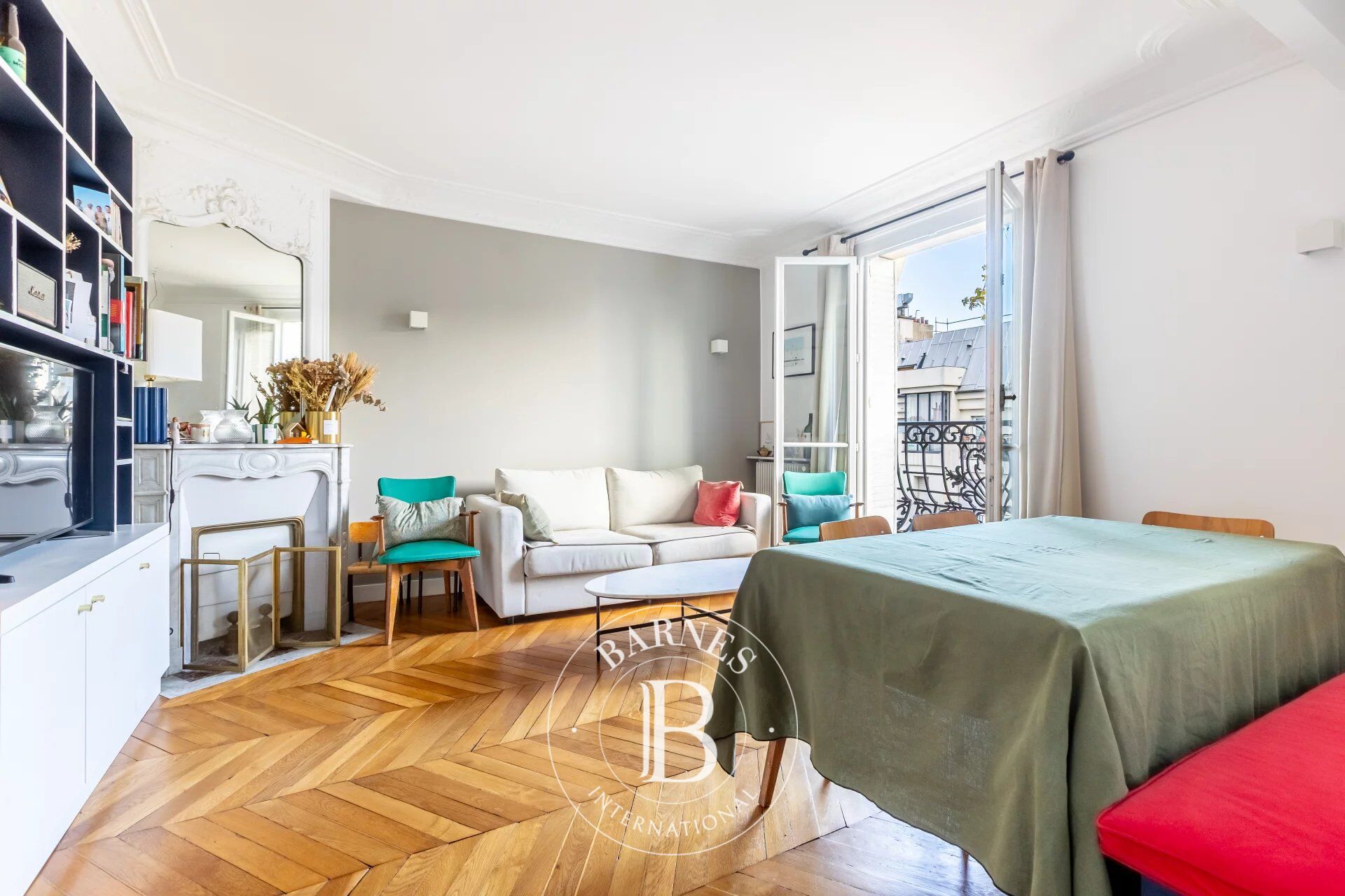 Batignolles - Elegant Haussmann-style apartment with balconies on an upper floor - picture 2