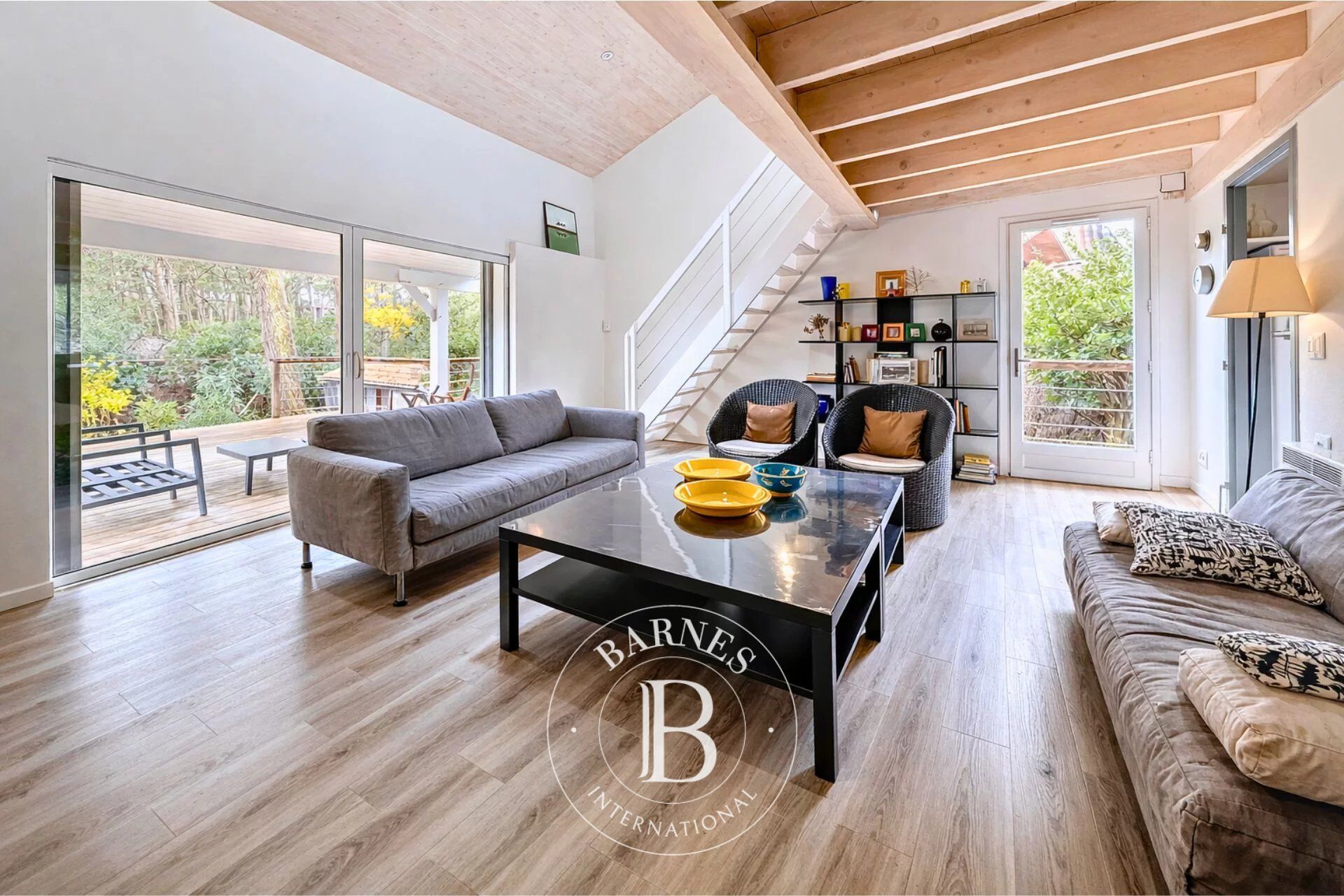 FAMILY VILLA WITH OUTBUILDING, LOCATED IN THE VILLAGE OF PIRAILLAN, ON THE CAP FERRET PENINSULA - picture 2