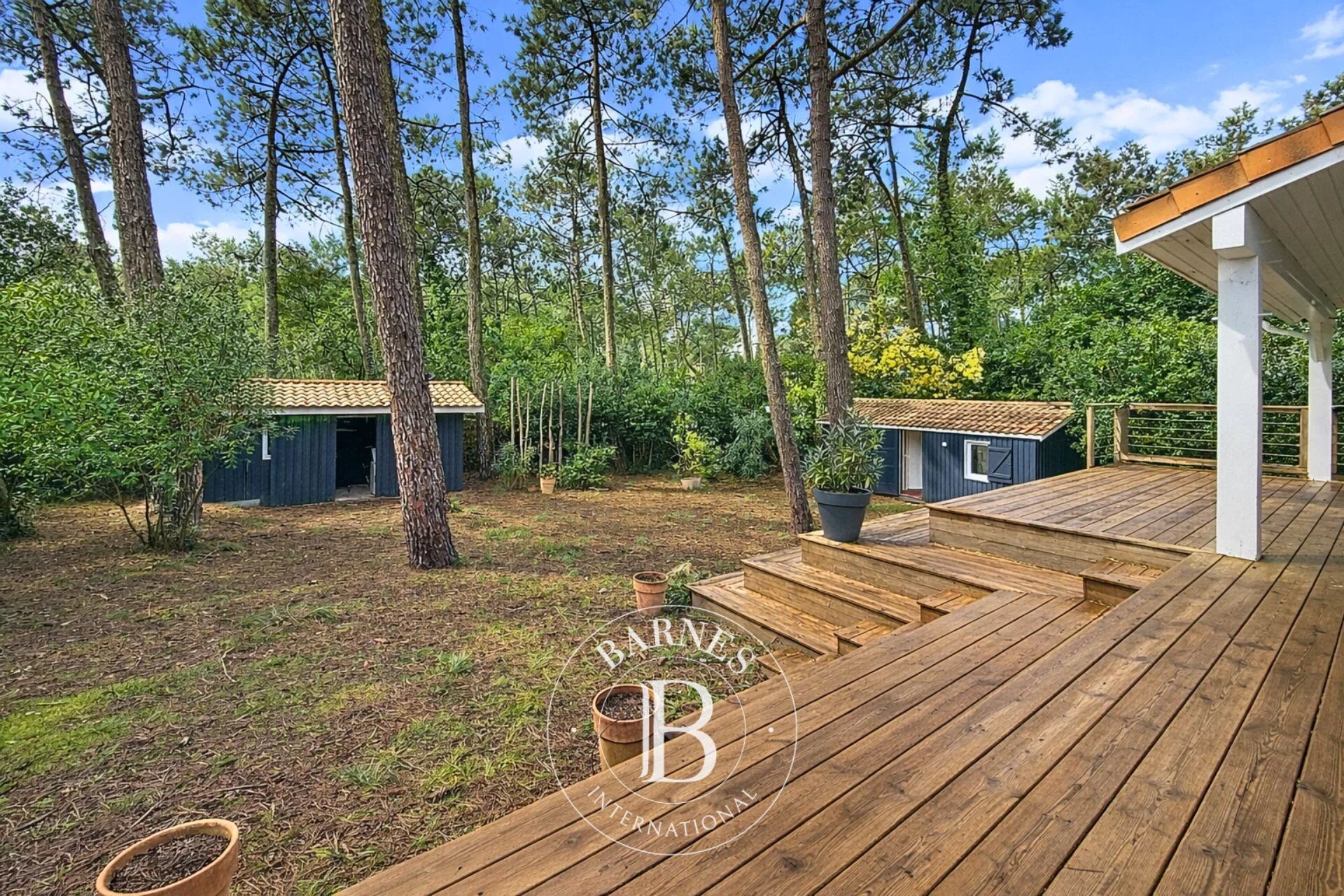 FAMILY VILLA WITH OUTBUILDING, LOCATED IN THE VILLAGE OF PIRAILLAN, ON THE CAP FERRET PENINSULA - picture 1