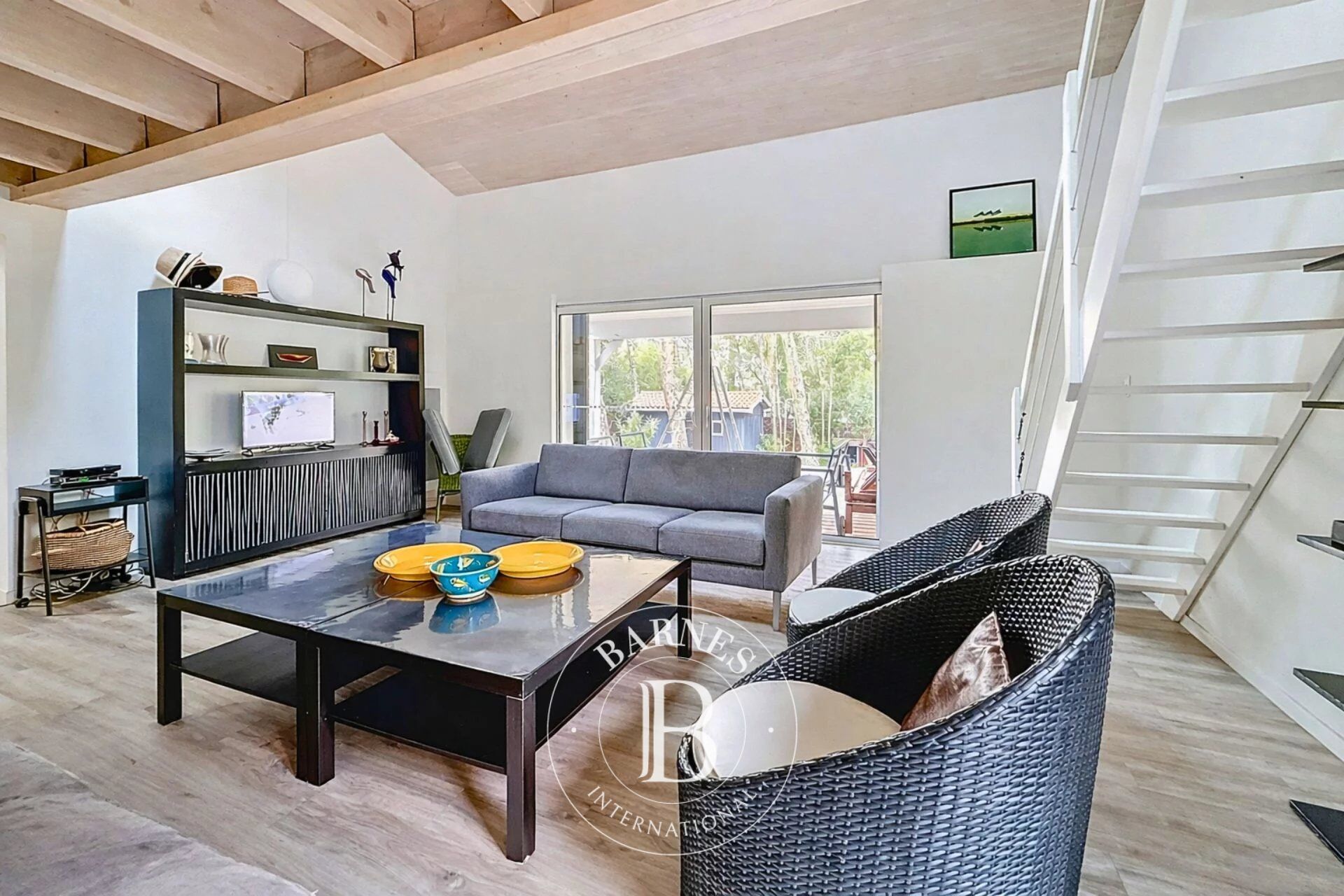 FAMILY VILLA WITH OUTBUILDING, LOCATED IN THE VILLAGE OF PIRAILLAN, ON THE CAP FERRET PENINSULA - picture 3