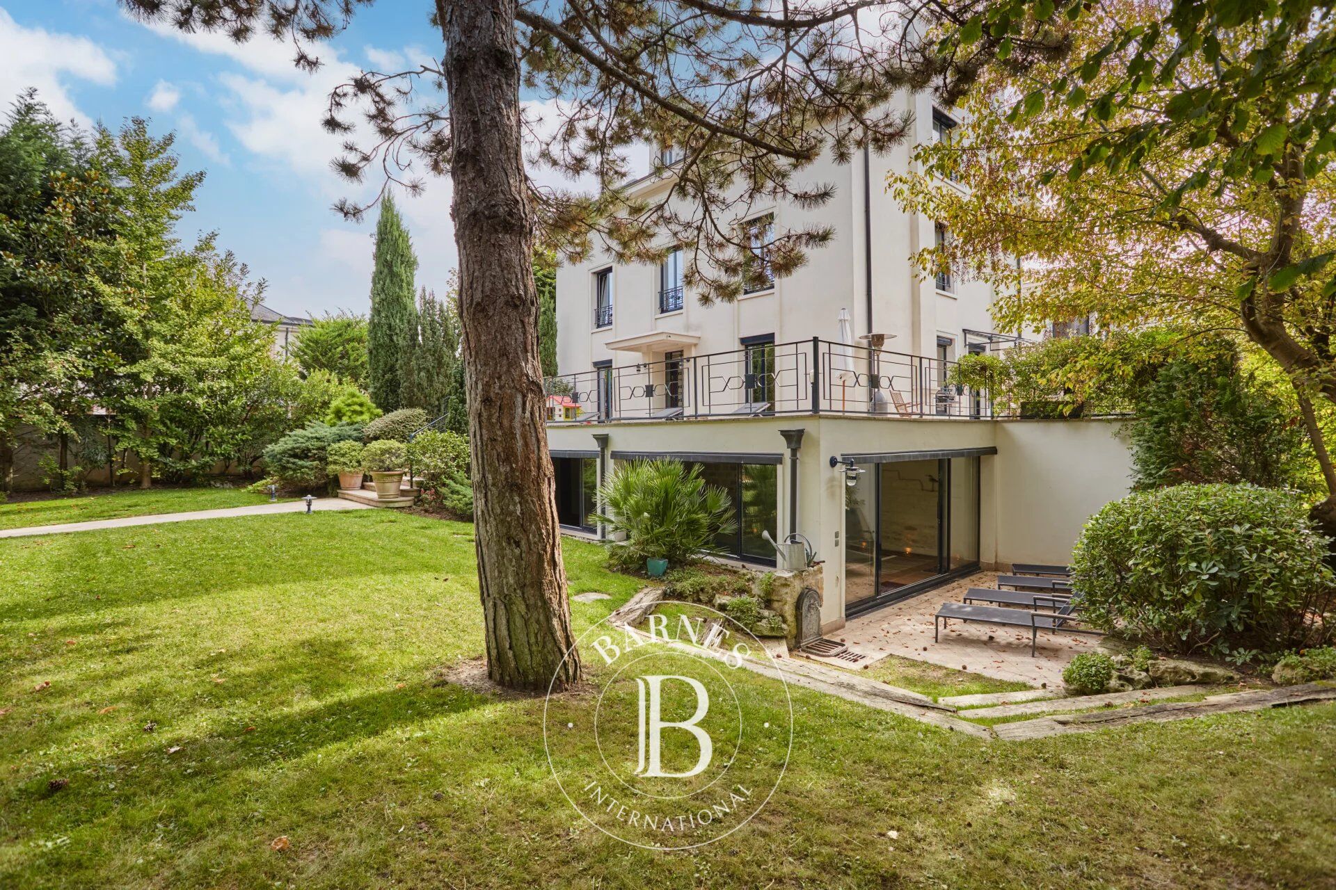 Maison d’exception – Triangle d’or – Piscine intérieure - picture 1