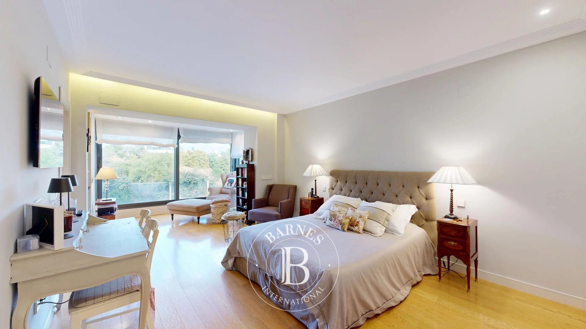 Chalet pareado de lujo con jardín y piscina en la zona Diplomáticos de Aravaca - picture 3