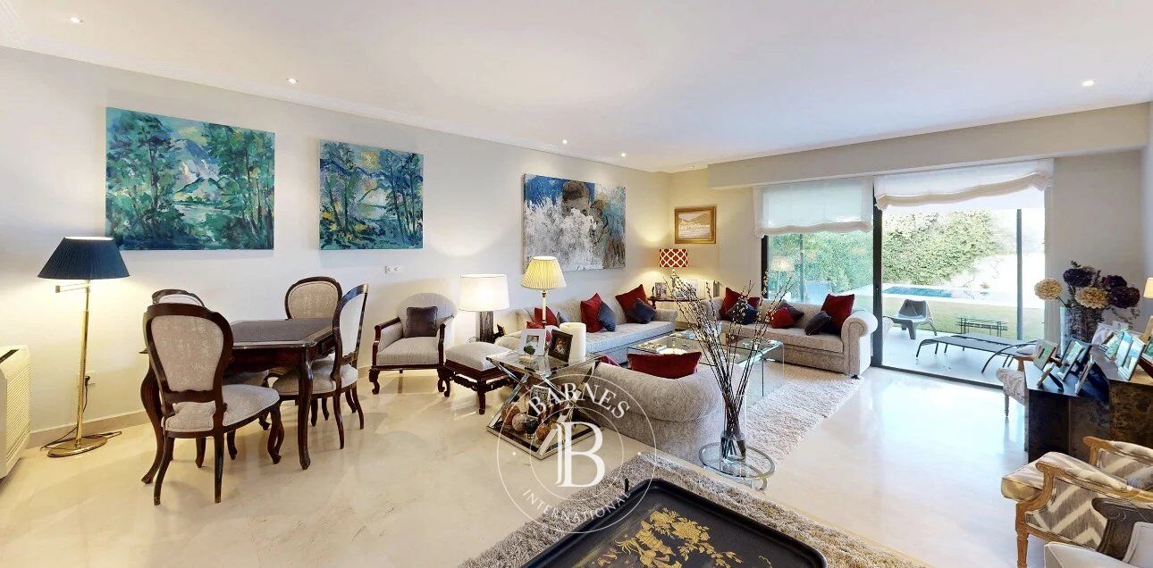 Chalet pareado de lujo con jardín y piscina en la zona Diplomáticos de Aravaca - picture 2