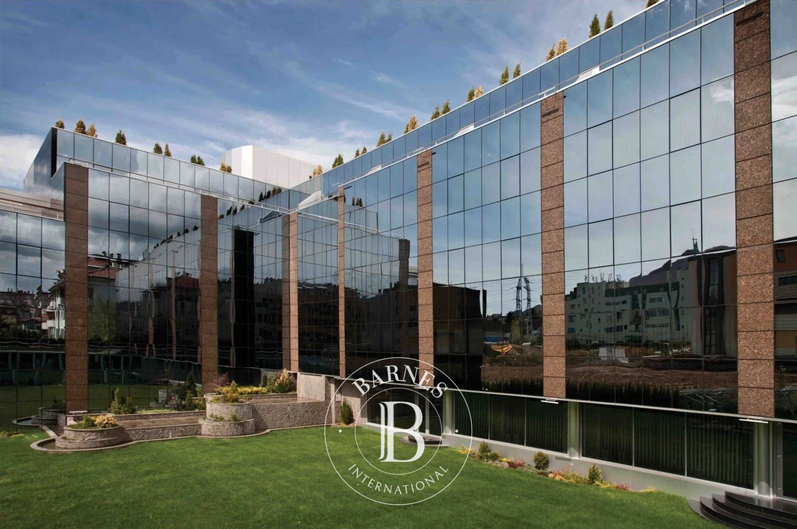 Independent and modern AA-class business center with 50+ parking spaces - picture 2