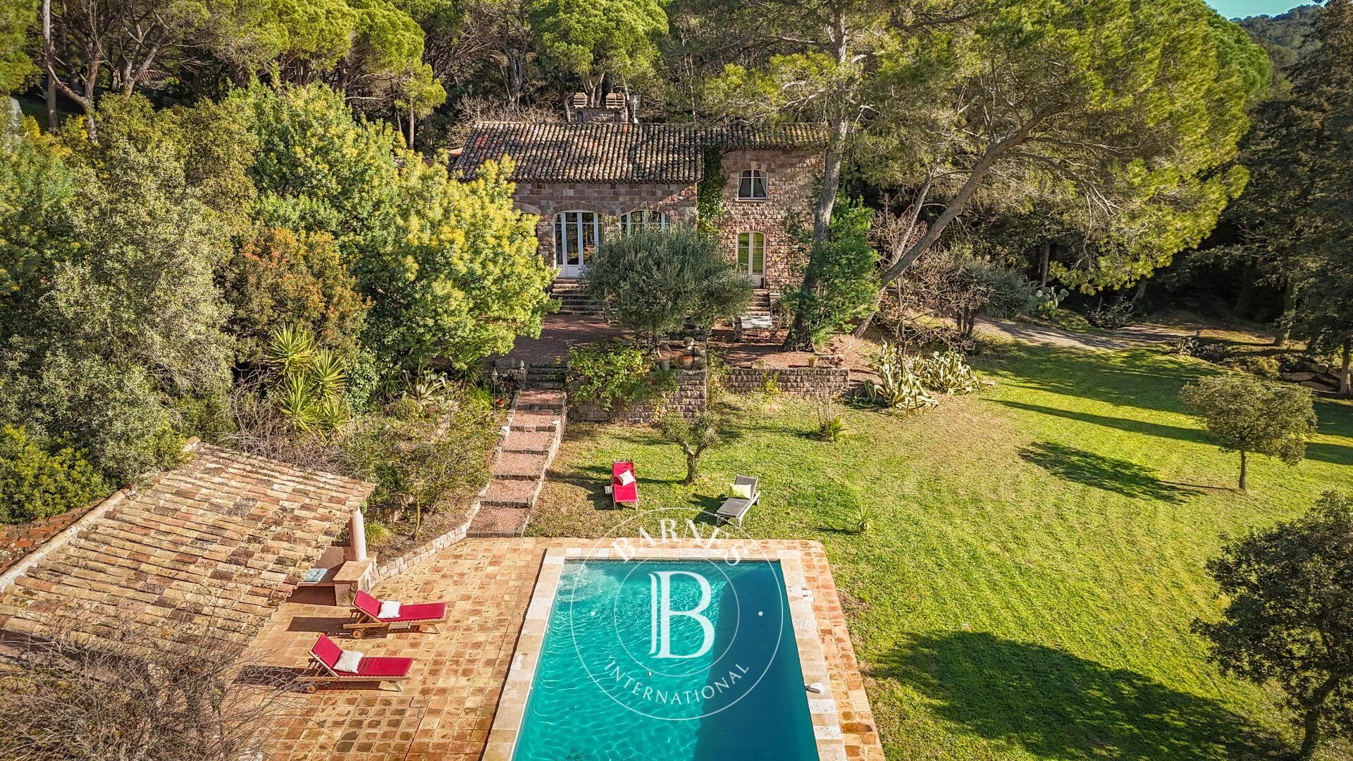 SAINT-RAPHAËL - PROPRIÉTÉ EN PIERRE DE L'ESTÉREL - PARC D'1 HECTARE - picture 1