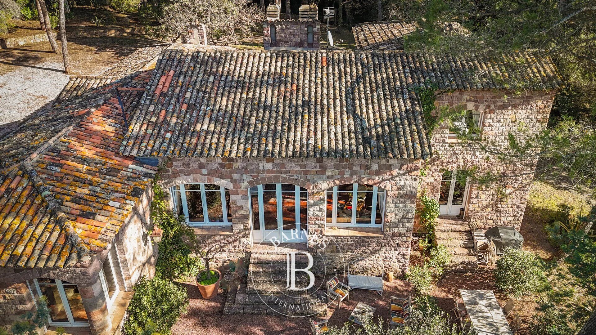 SAINT-RAPHAËL - PROPRIÉTÉ EN PIERRE DE L'ESTÉREL - PARC D'1 HECTARE - picture 2