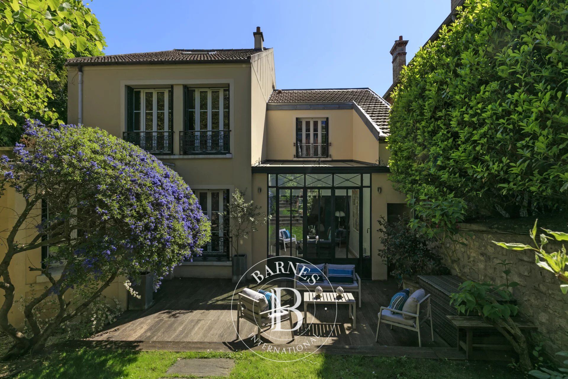 SURESNES- PROCHE CENTRE -VILLE- BELLE MAISON FAMILIALE AVEC JARDIN - picture 2