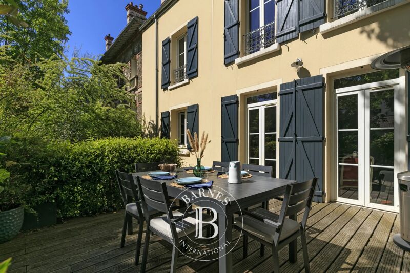 SURESNES- PROCHE CENTRE -VILLE- BELLE MAISON FAMILIALE AVEC JARDIN