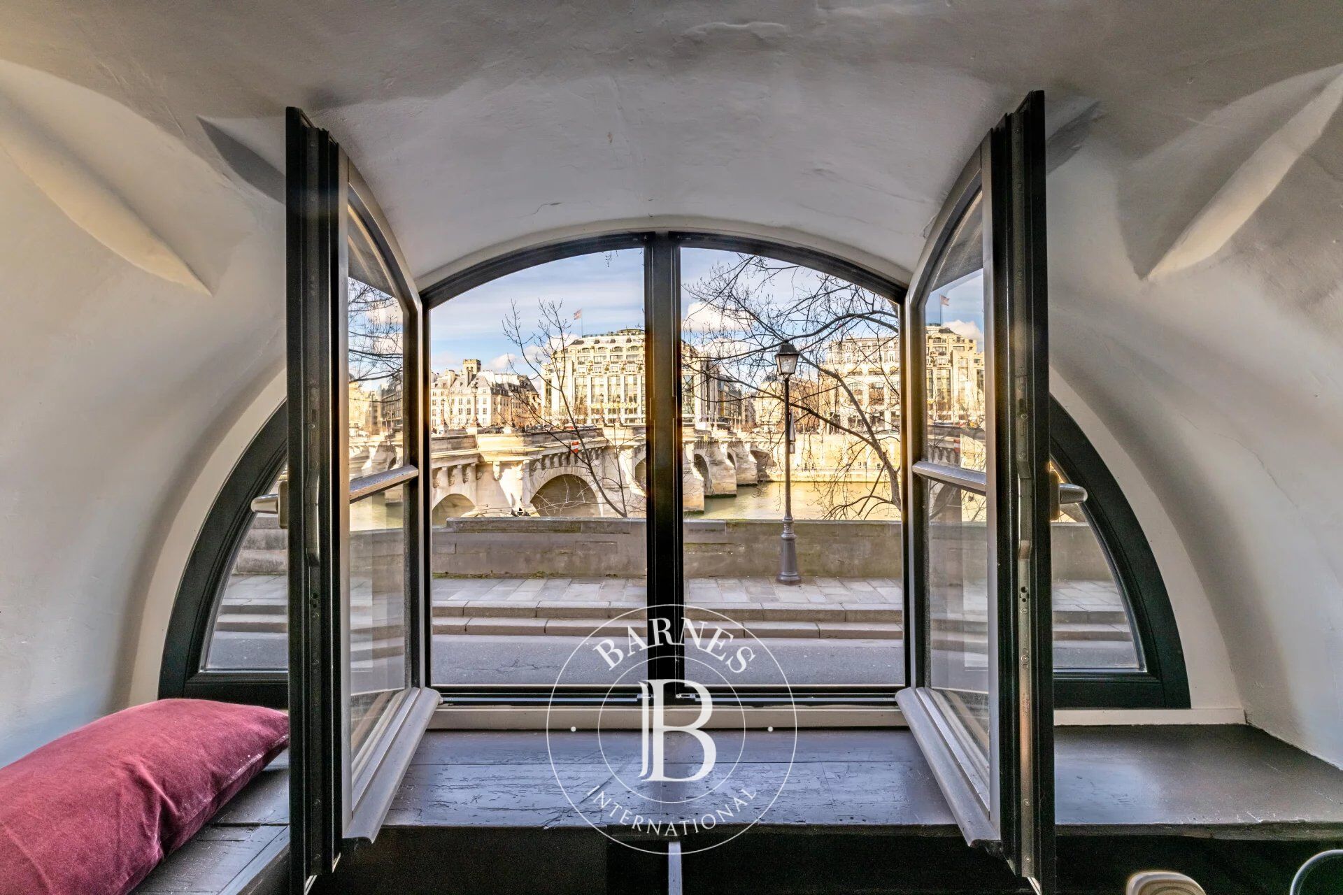 PARIS 1er - Place Dauphine - Vue Seine - COMMERCIALITE - duplex à rénover - picture 1