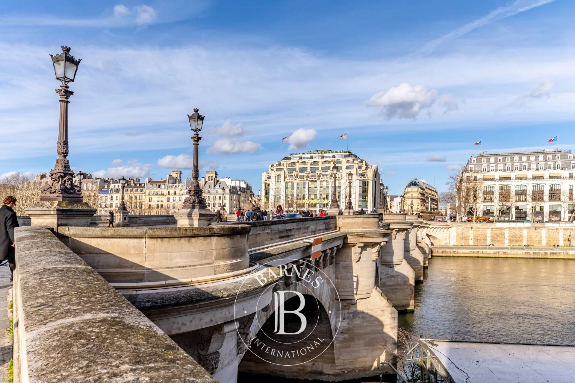 PARIS 1er - Place Dauphine - Vue Seine - COMMERCIALITE - duplex à rénover - picture 3