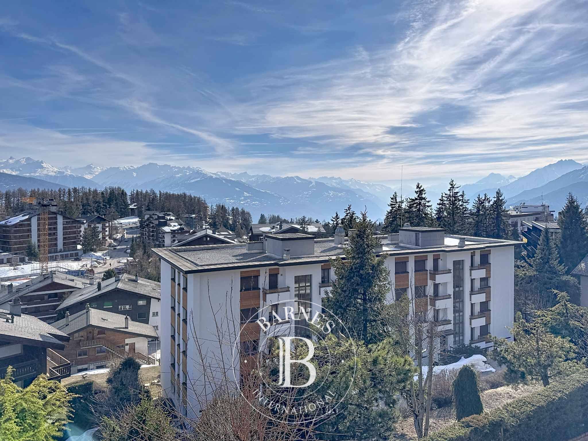 Stunning 5.5-Room Apartment With Panoramic Alpine Views Just Steps From the Center - picture 3