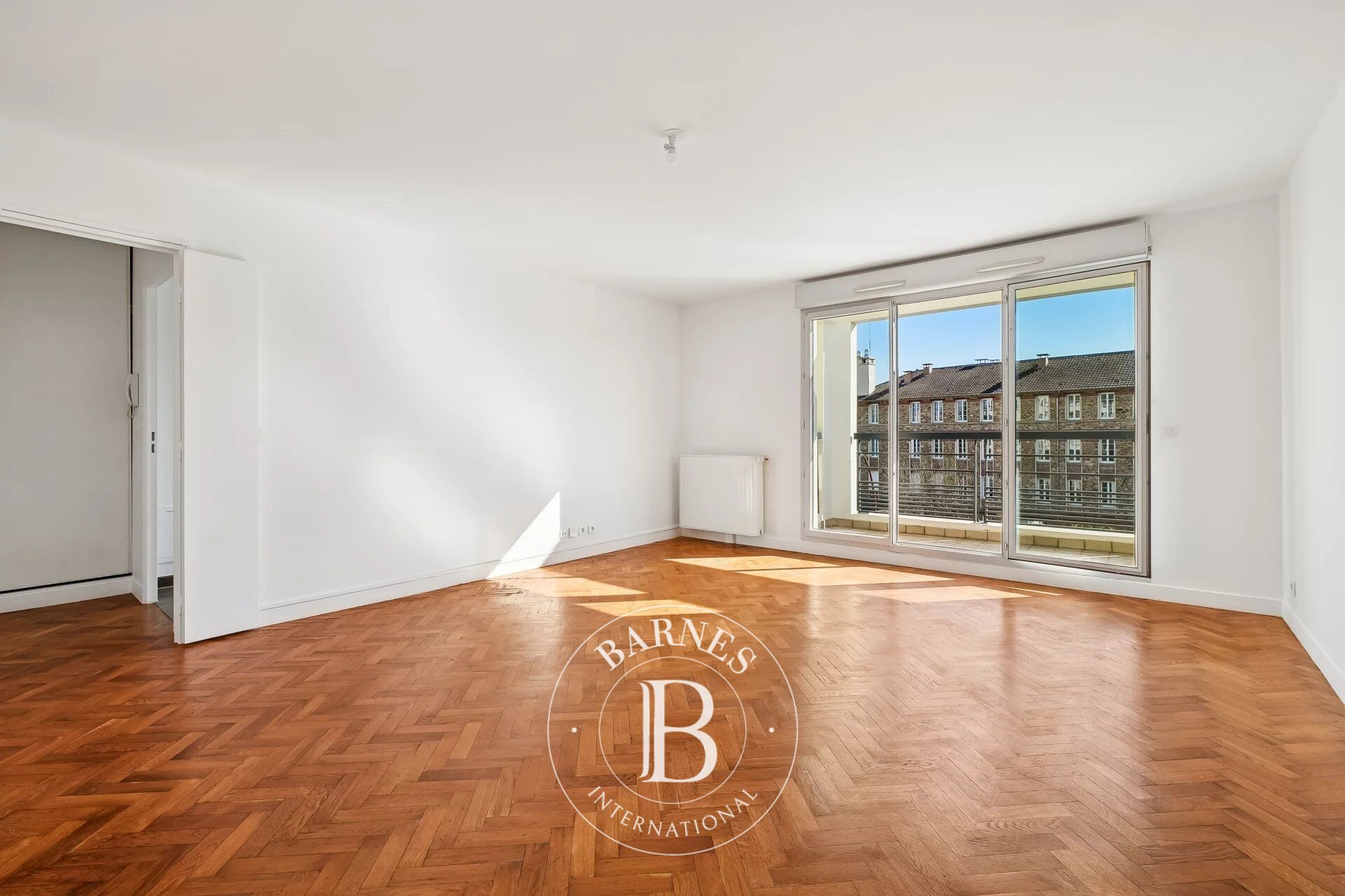 Versailles Montreuil - 2-bed apartment on top floor with lift and parking space - picture 3