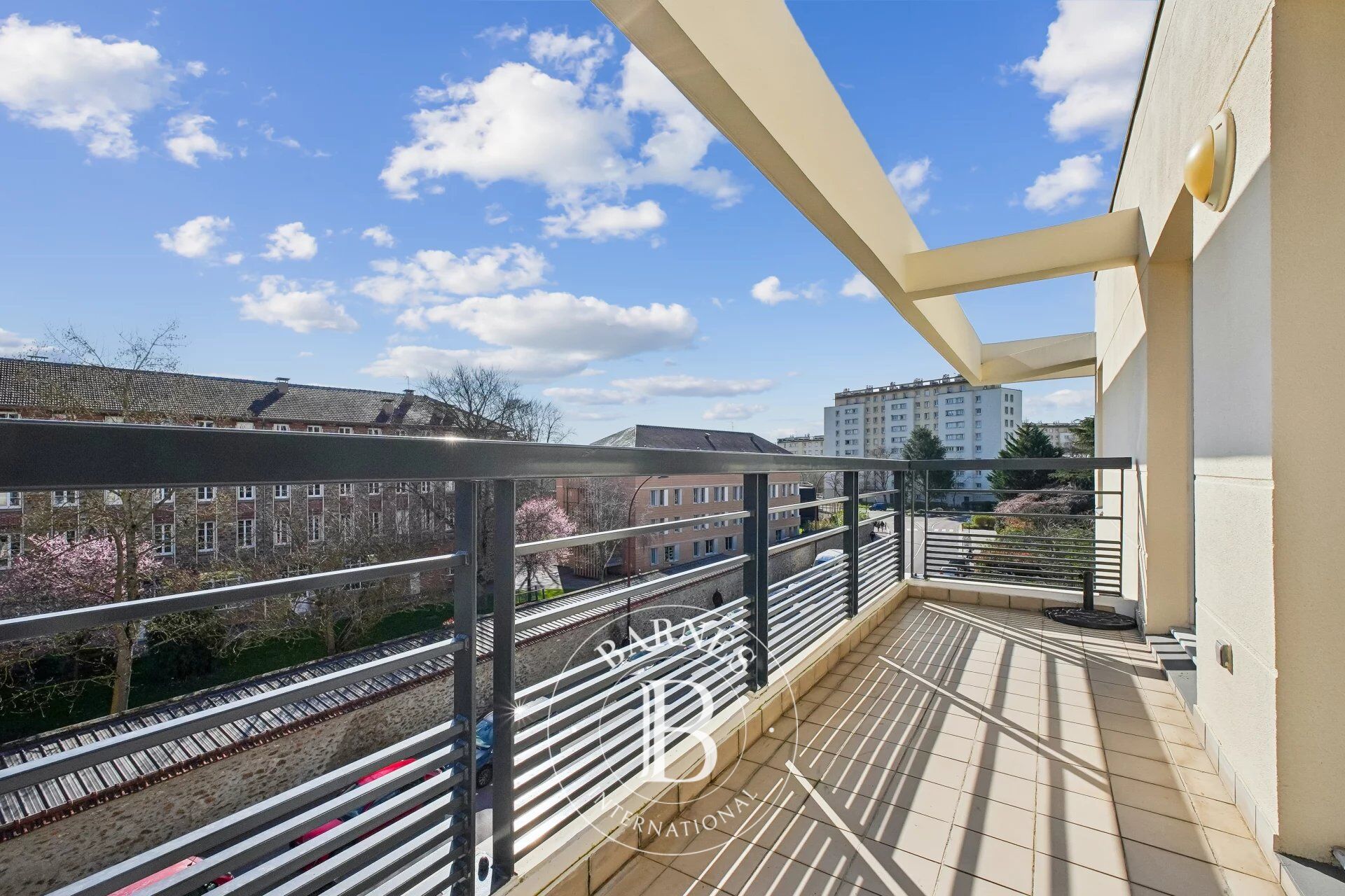 Versailles Montreuil - 2-bed apartment on top floor with lift and parking space - picture 2