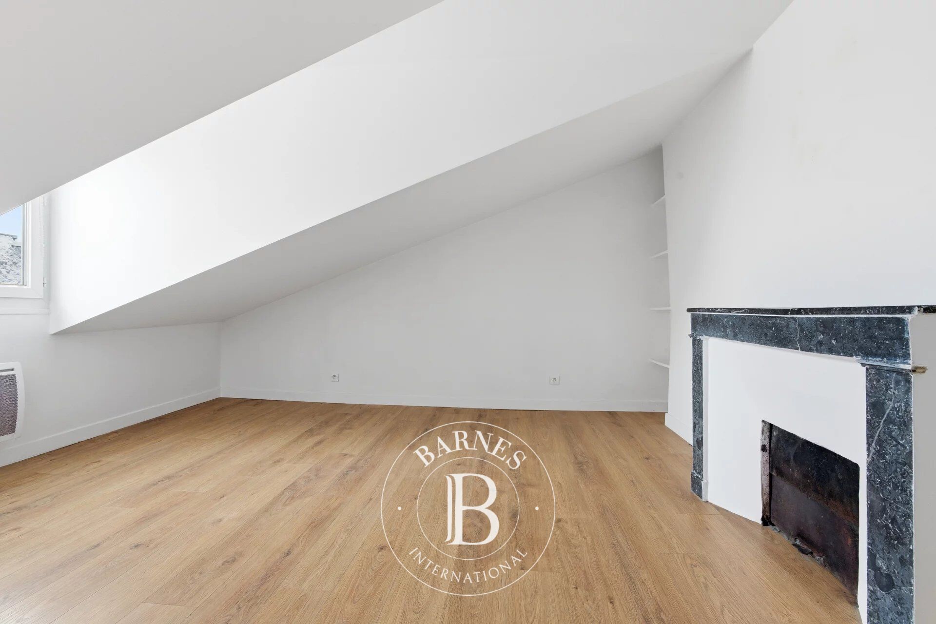 PARIS 9 - TRUDAINE / MARTYRS - DERNIER ETAGE - LUMINEUX - DPE D - UNE CHAMBRE - picture 2