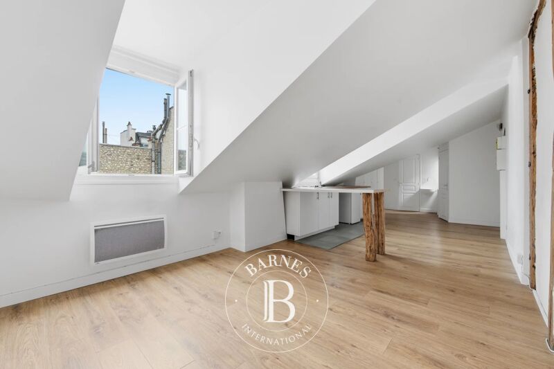 PARIS 9 - TRUDAINE / MARTYRS - DERNIER ETAGE - LUMINEUX - DPE D - UNE CHAMBRE