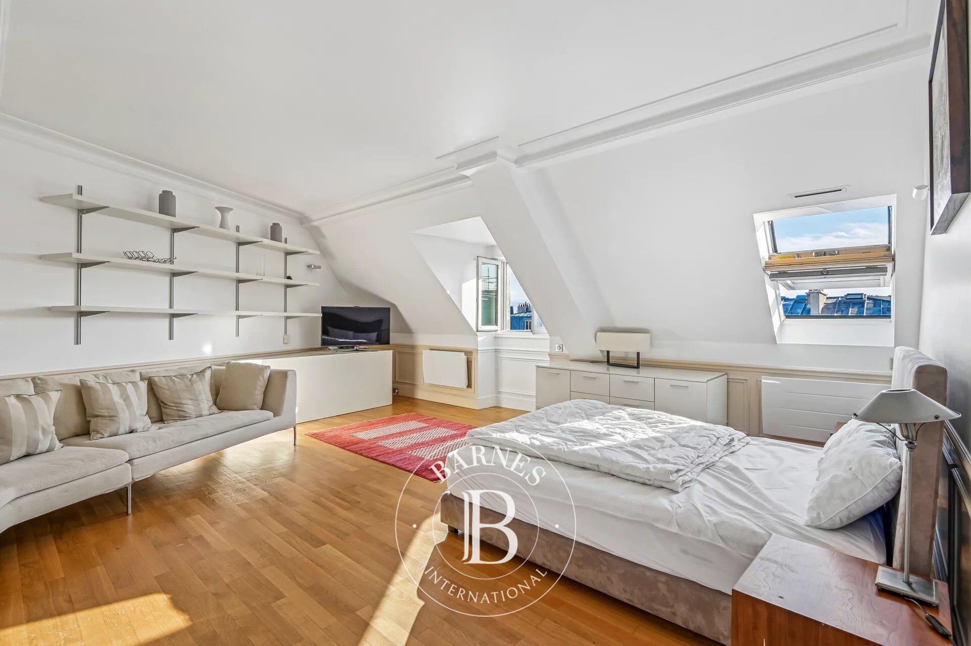 Paris 6 - Saint-Germain des Prés - Top floor - Lift - Unobstructed views - Light - air conditioning - High-end building - picture 2