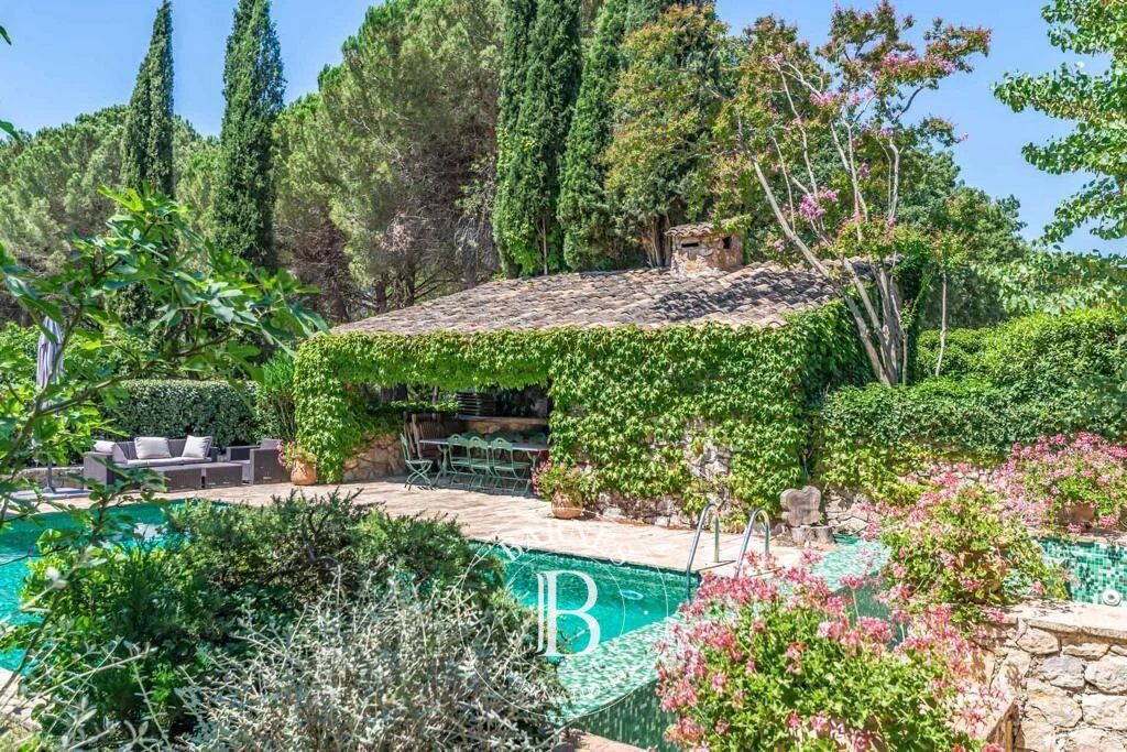 Masía Bagnols-en-Forêt - picture 2