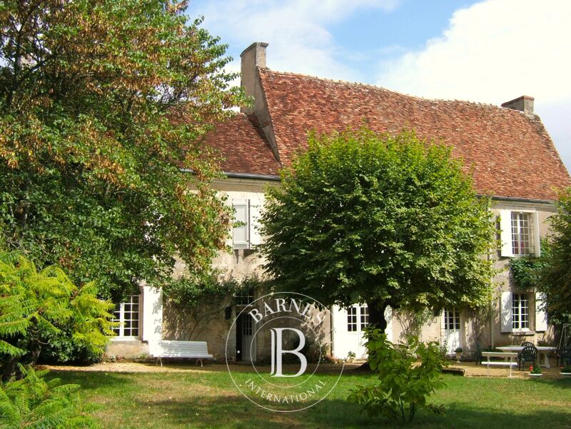 PROXIMITE DE BOURGES - Joli Manoir et ses annexes