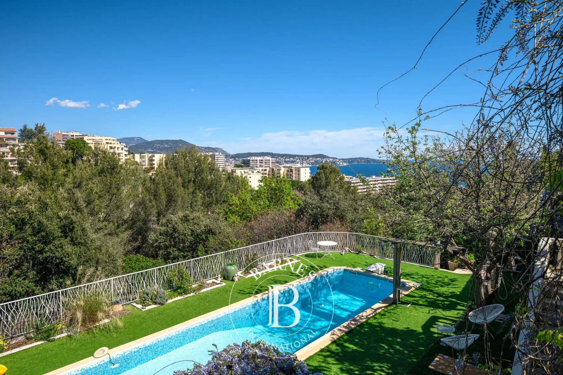 EXCLUSIVITÉ - NICE OUEST - SUPERBE VILLA - PISCINE - VUE MER PANORAMIQUE - ENVIRONNEMENT CALME - BEAUX VOLUMES - JARDIN PAYSAGER - À 15 MINUTES DES PLAGES - picture 1