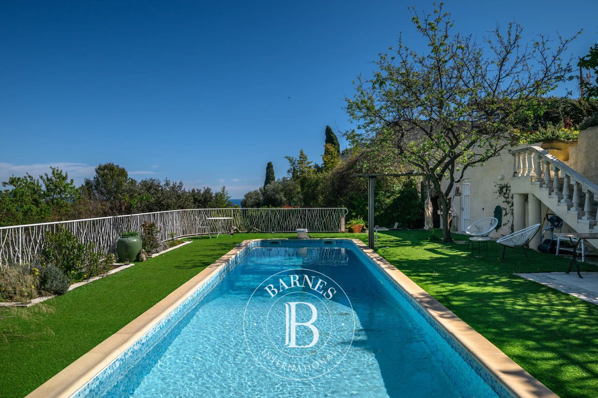 EXCLUSIVITÉ - NICE OUEST - SUPERBE VILLA - PISCINE - VUE MER PANORAMIQUE - ENVIRONNEMENT CALME - BEAUX VOLUMES - JARDIN PAYSAGER - À 15 MINUTES DES PLAGES - picture 2