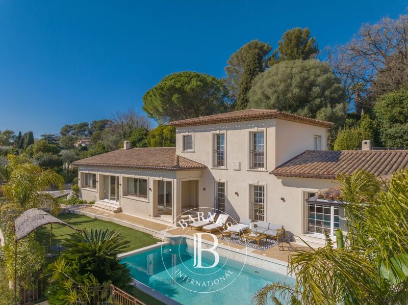 MOUGINS - VILLA NÉO-PROVENÇALE - VUE PANORAMIQUE