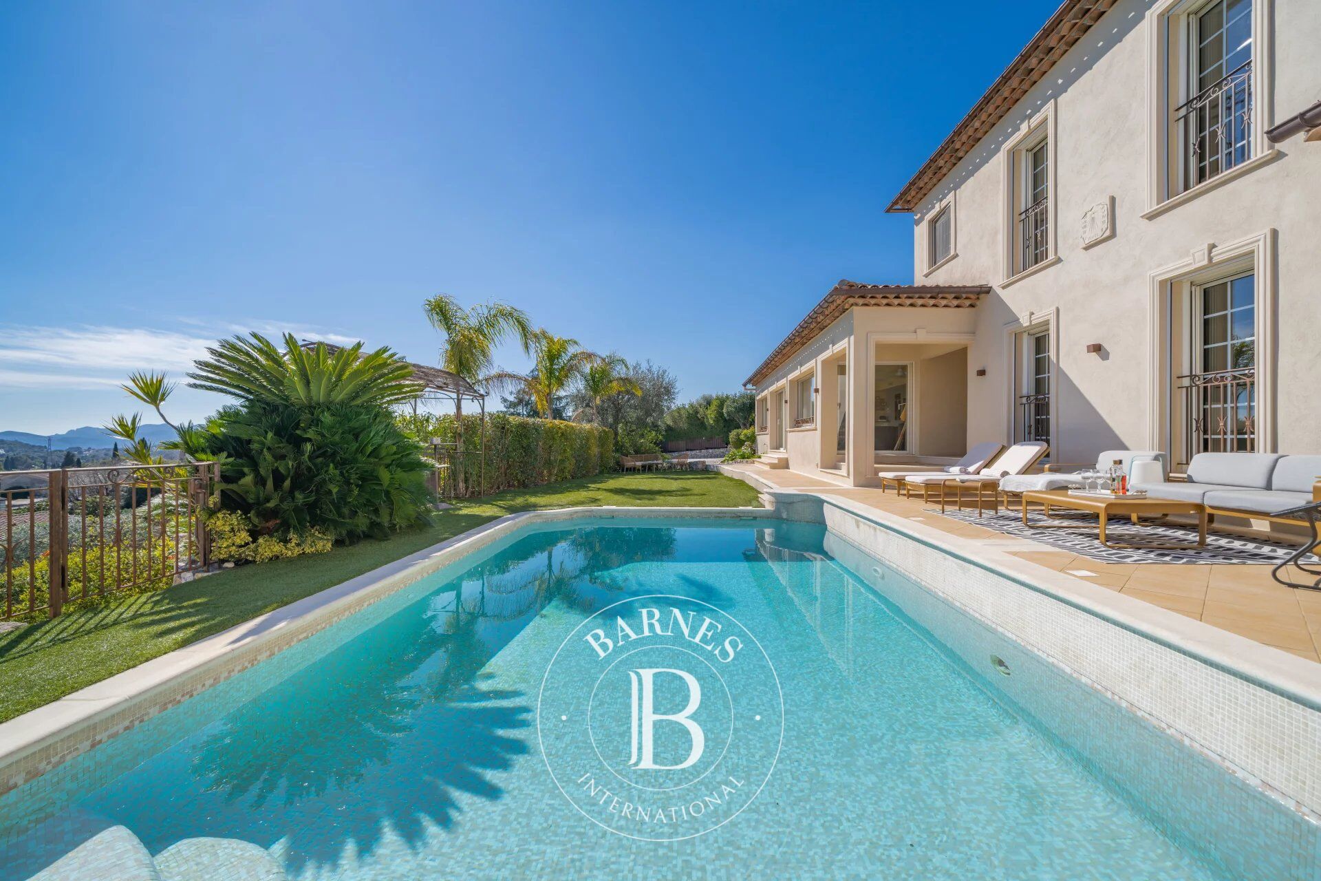 MOUGINS - VILLA NÉO-PROVENÇALE - VUE PANORAMIQUE - picture 2