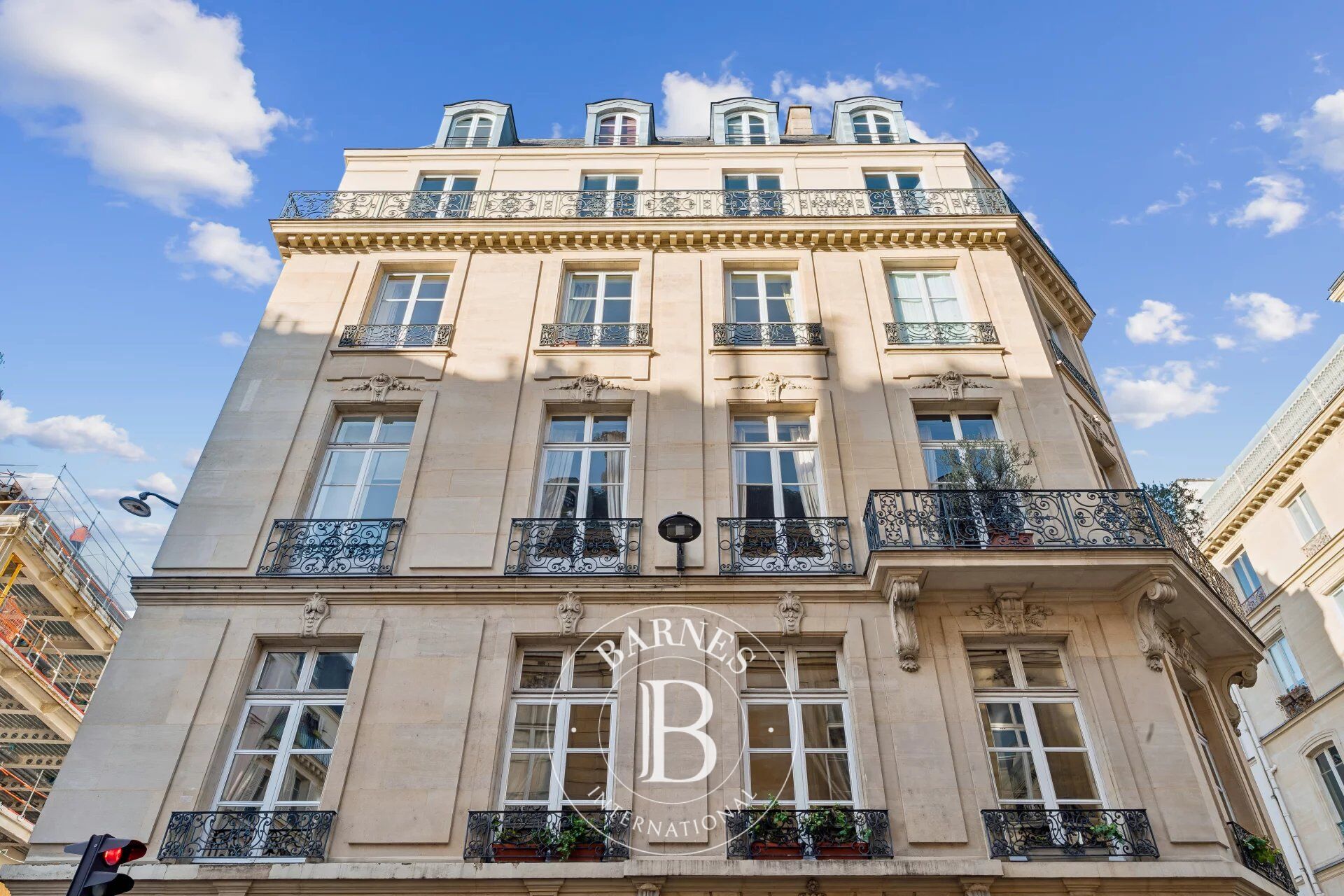 Paris 7 - Quai d'Orsay / Invalides - Dernier étage par ascenseur d'un bel immeuble pierre de taille - Calme, volumes et luminosité - Deux pièces possible - picture 1