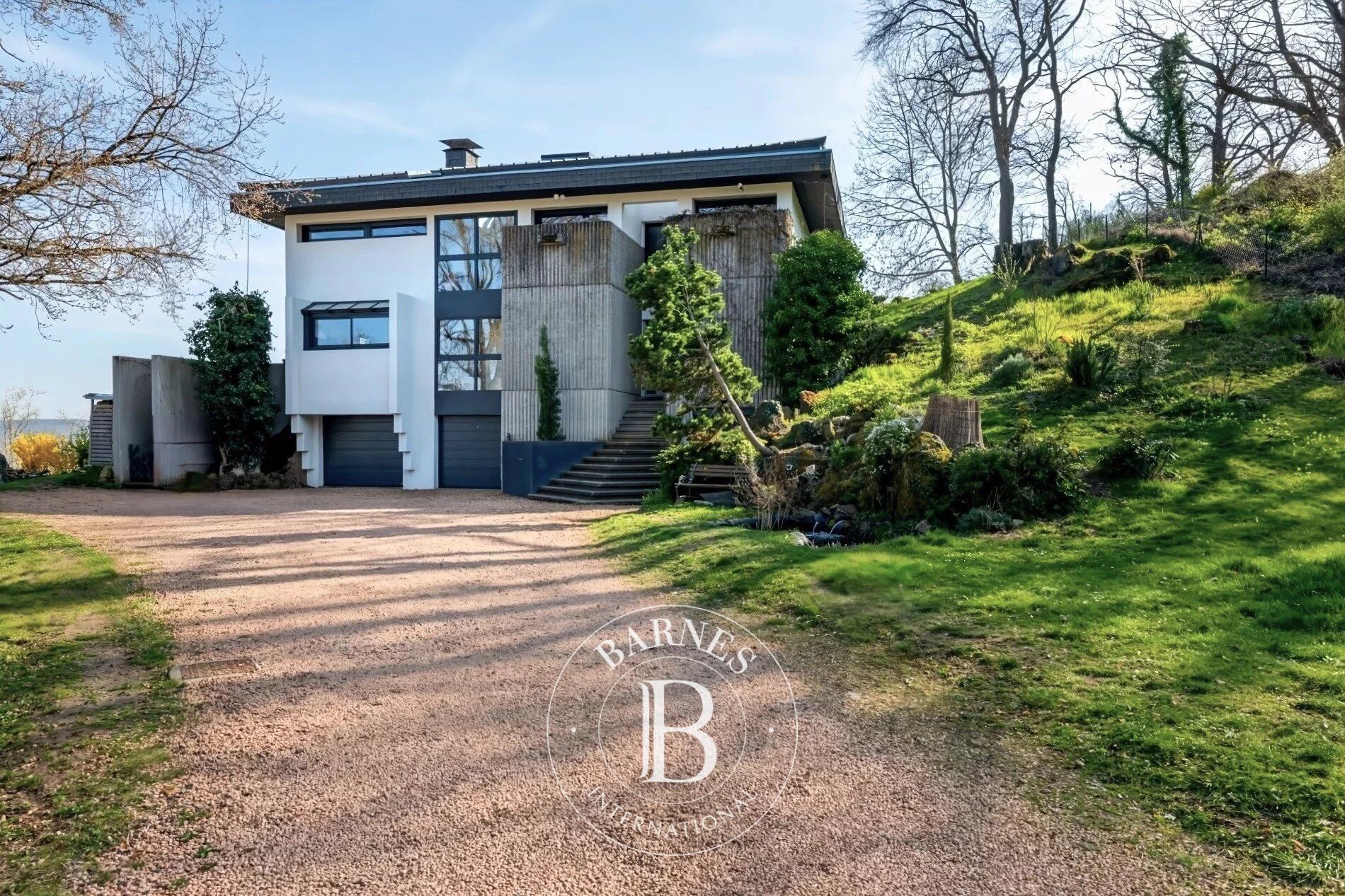 A true signature, 300 sqm, 6 bedrooms, prime location - picture 2