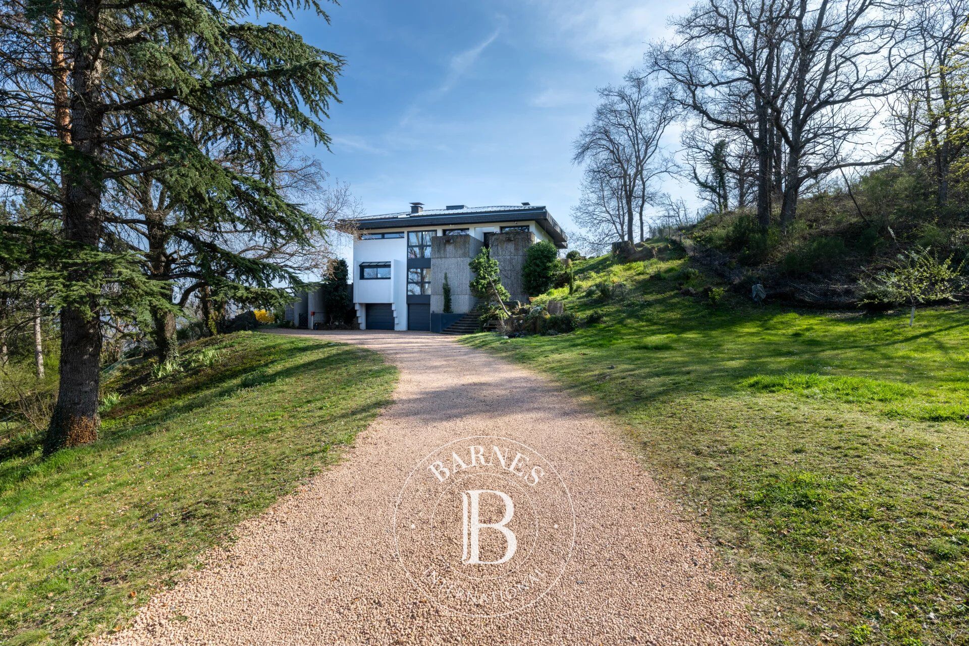 A true signature, 300 sqm, 6 bedrooms, prime location - picture 1