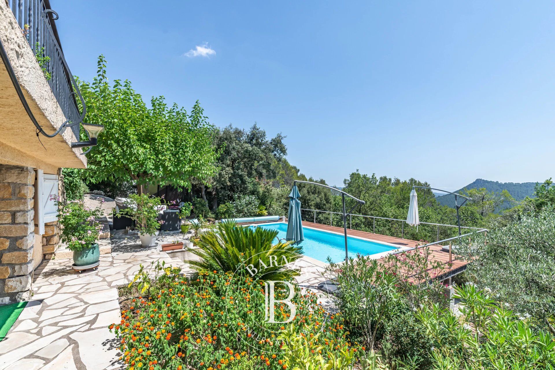 BAGNOLS-EN-FORÊT – MAISON DE CHARME AVEC VUE MER - picture 3