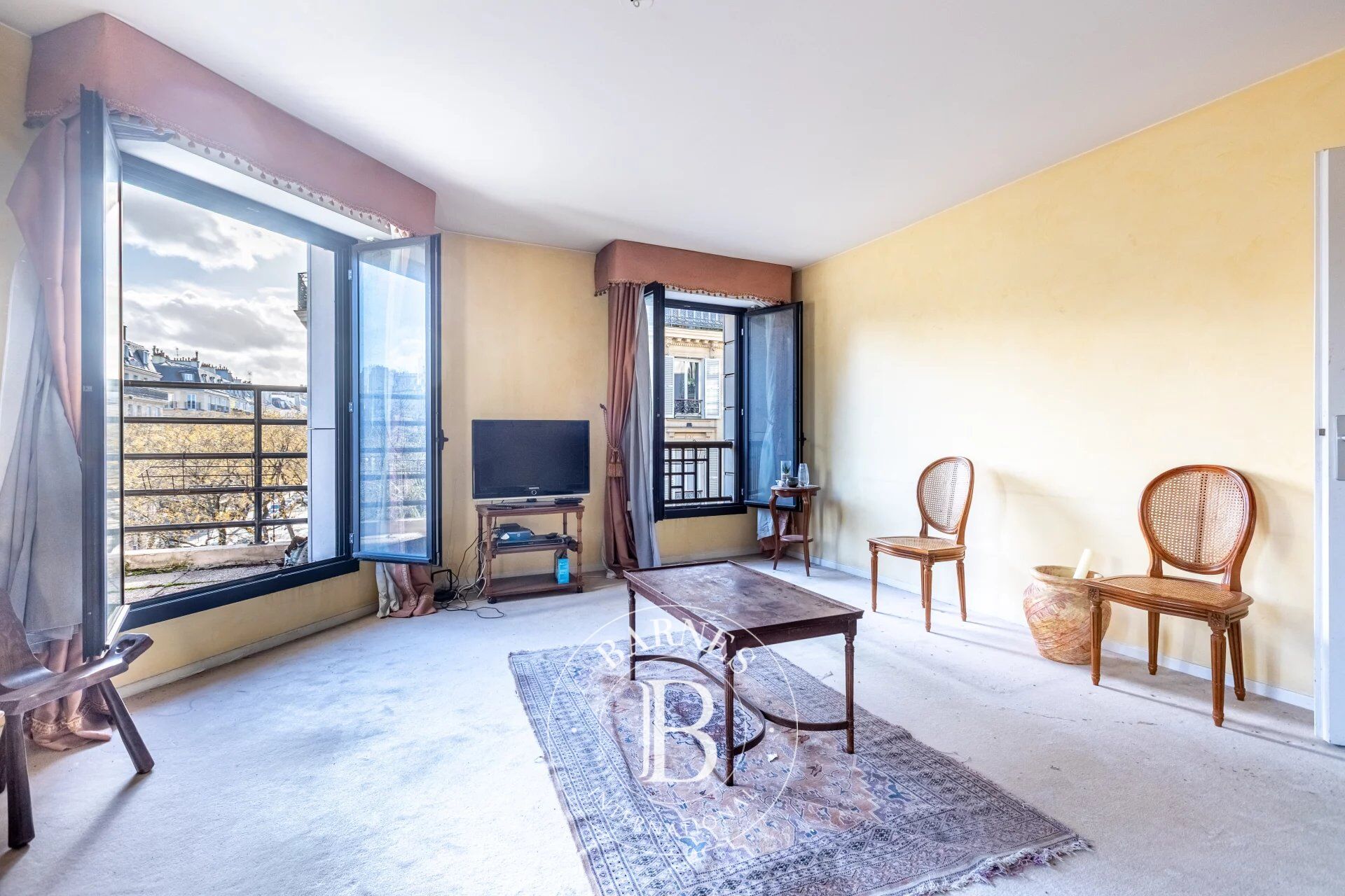 Batignolles - Bright family apartment – Upper floor property to renovate - picture 3