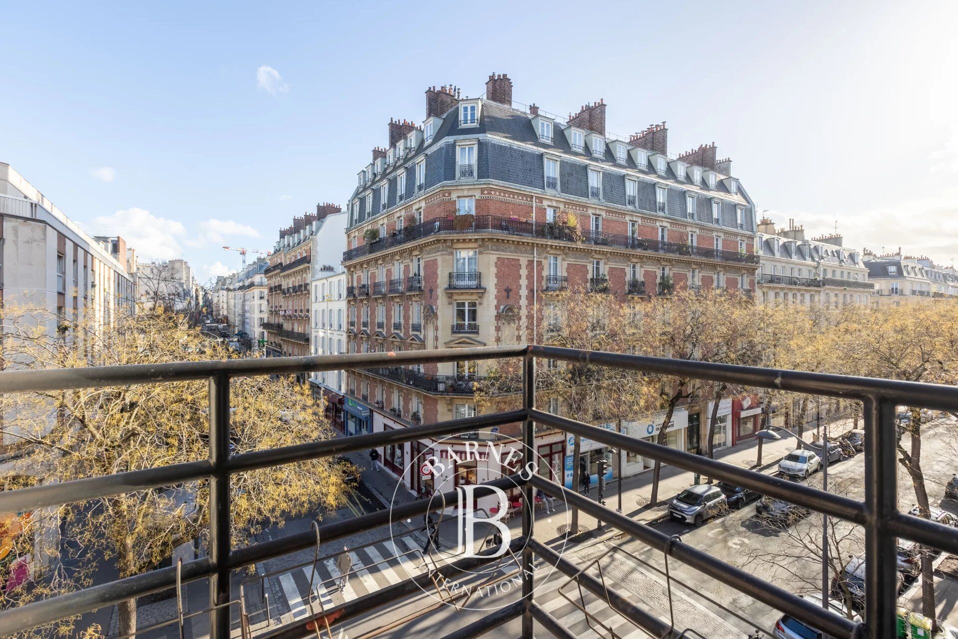 Batignolles - Bright family apartment – Upper floor property to renovate - picture 2